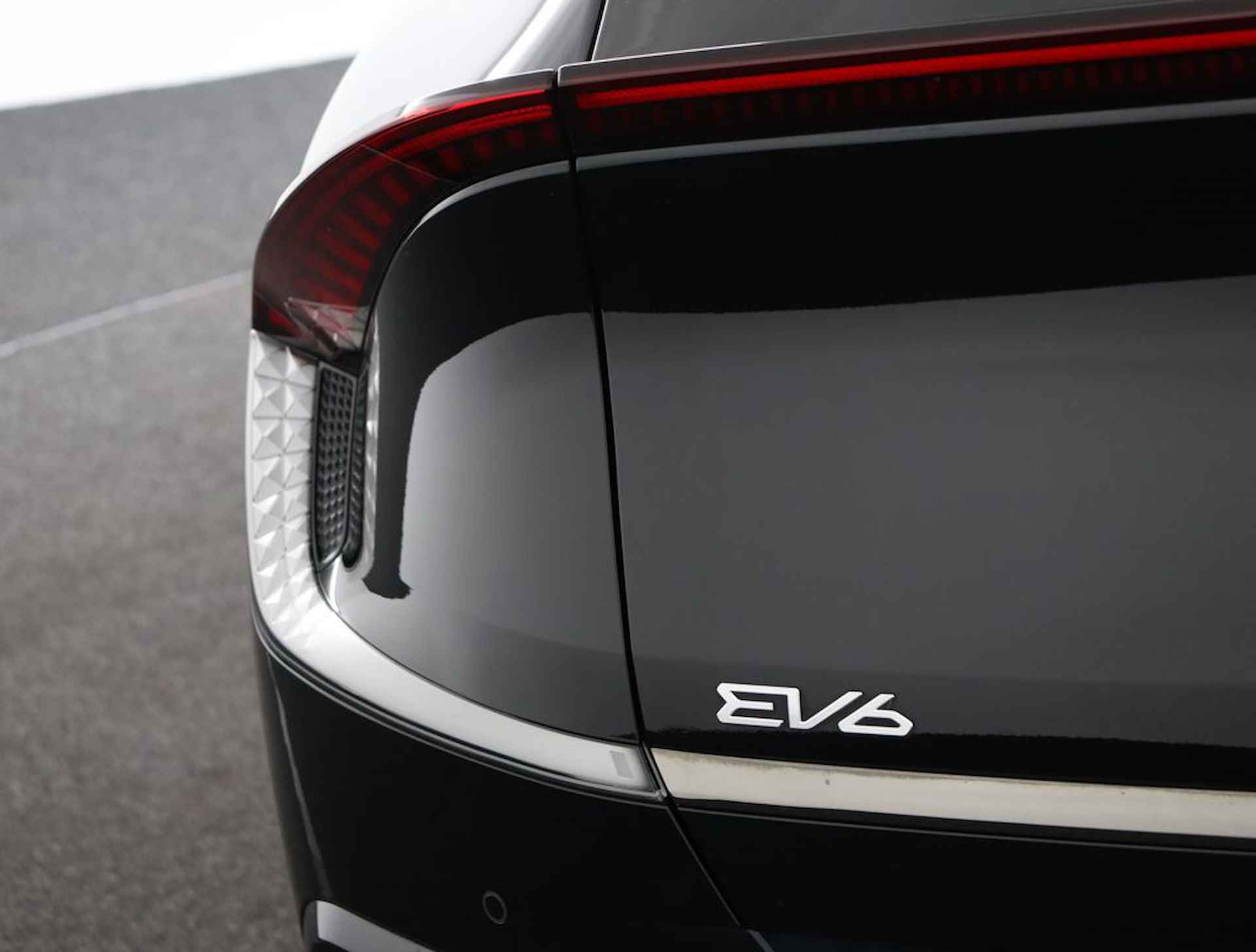 Kia Ev6 GT-Line 77.4 kWh - Elektrisch glazen schuif-/kanteldak - Apple Carplay/Android Auto - Fabrieksgarantie tot 05-2029 - 42/77