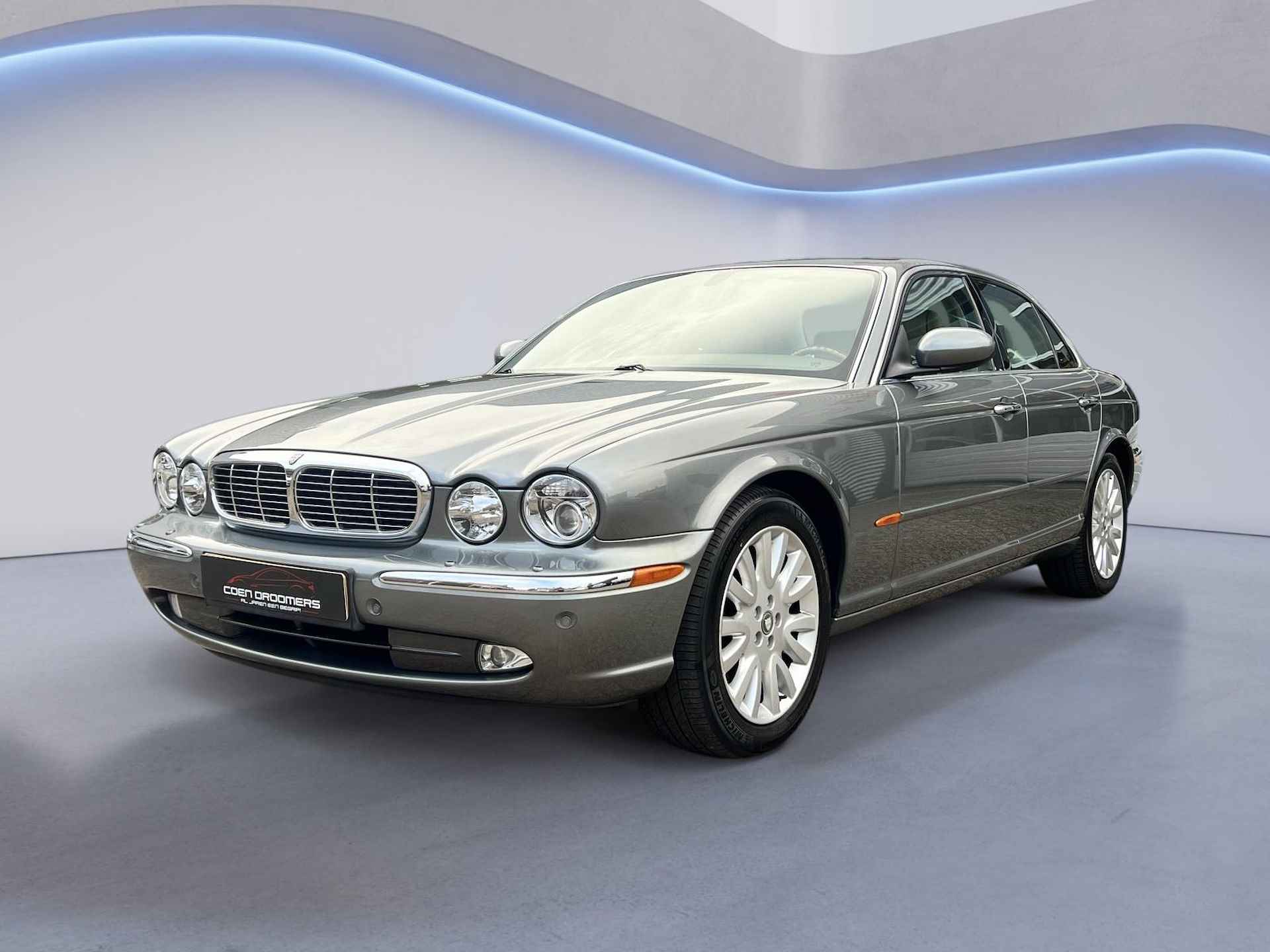 Jaguar XJ 4.2 V8 Executive / Automaat / Stoelverw. voor en achter / Elektr. voorstoelen / Elektr. stuur en pedaal verstelling / Radio bediening achter / Climate Control / Cruise Control / Apple Carplay / Regensensor / Lichtsensor / Xenon / - 1/43