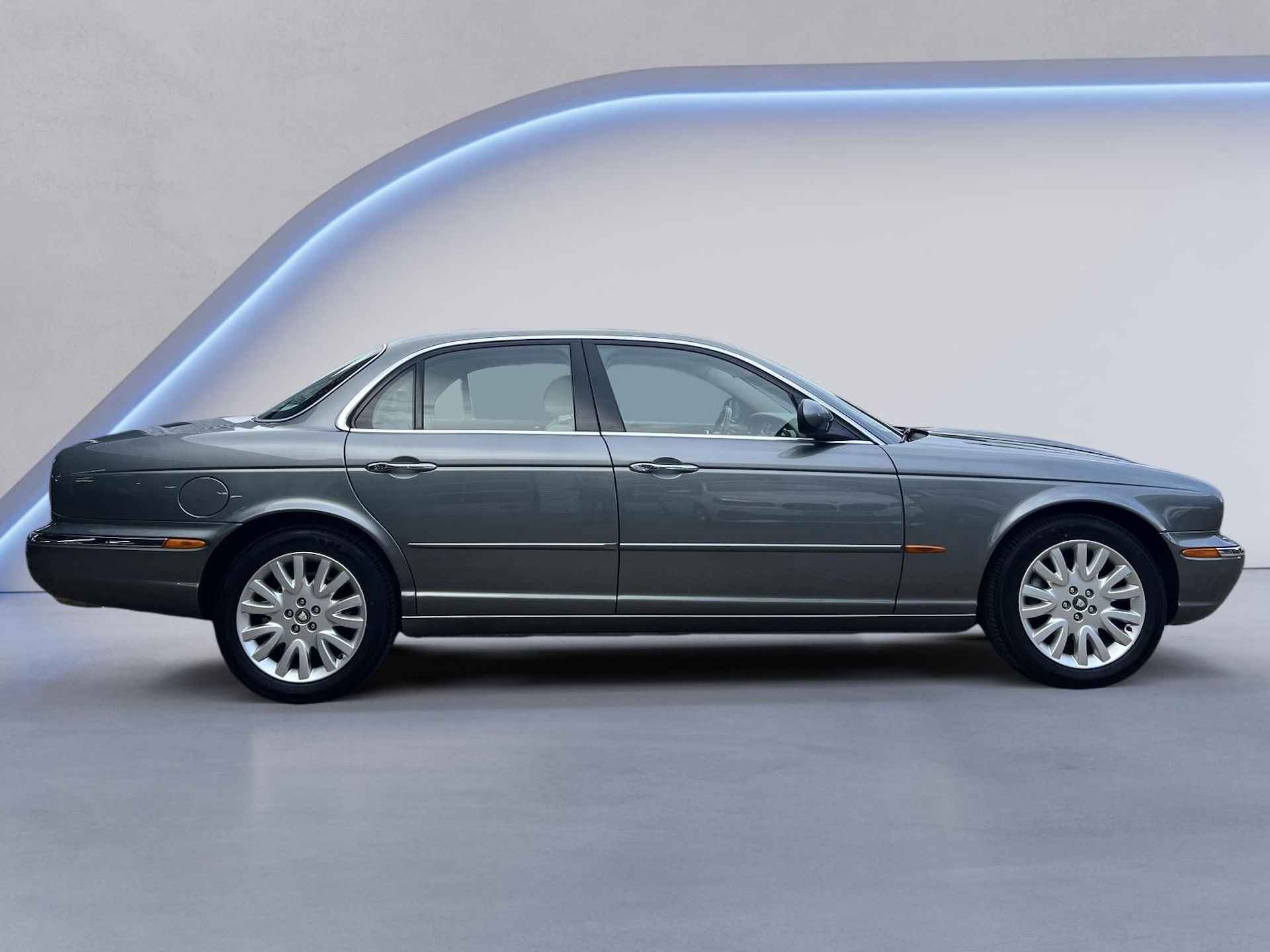 Jaguar XJ 4.2 V8 Executive / Automaat / Stoelverw. voor en achter / Elektr. voorstoelen / Elektr. stuur en pedaal verstelling / Radio bediening achter / Climate Control / Cruise Control / Apple Carplay / Regensensor / Lichtsensor / Xenon / - 7/43