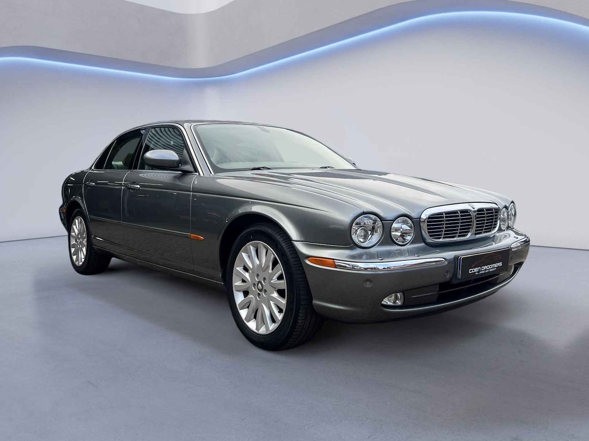 Jaguar XJ 4.2 V8 Executive / Automaat / Stoelverw. voor en achter / Elektr. voorstoelen / Elektr. stuur en pedaal verstelling / Radio bediening achter / Climate Control / Cruise Control / Apple Carplay / Regensensor / Lichtsensor / Xenon / - 8/43