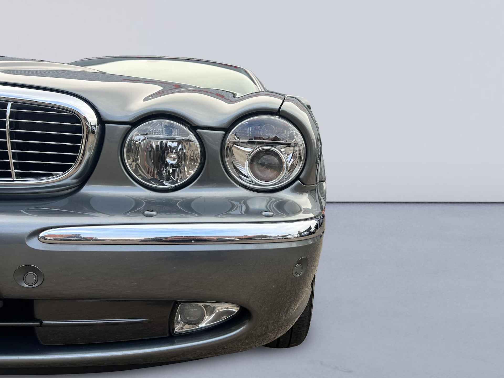 Jaguar XJ 4.2 V8 Executive / Automaat / Stoelverw. voor en achter / Elektr. voorstoelen / Elektr. stuur en pedaal verstelling / Radio bediening achter / Climate Control / Cruise Control / Apple Carplay / Regensensor / Lichtsensor / Xenon / - 10/43