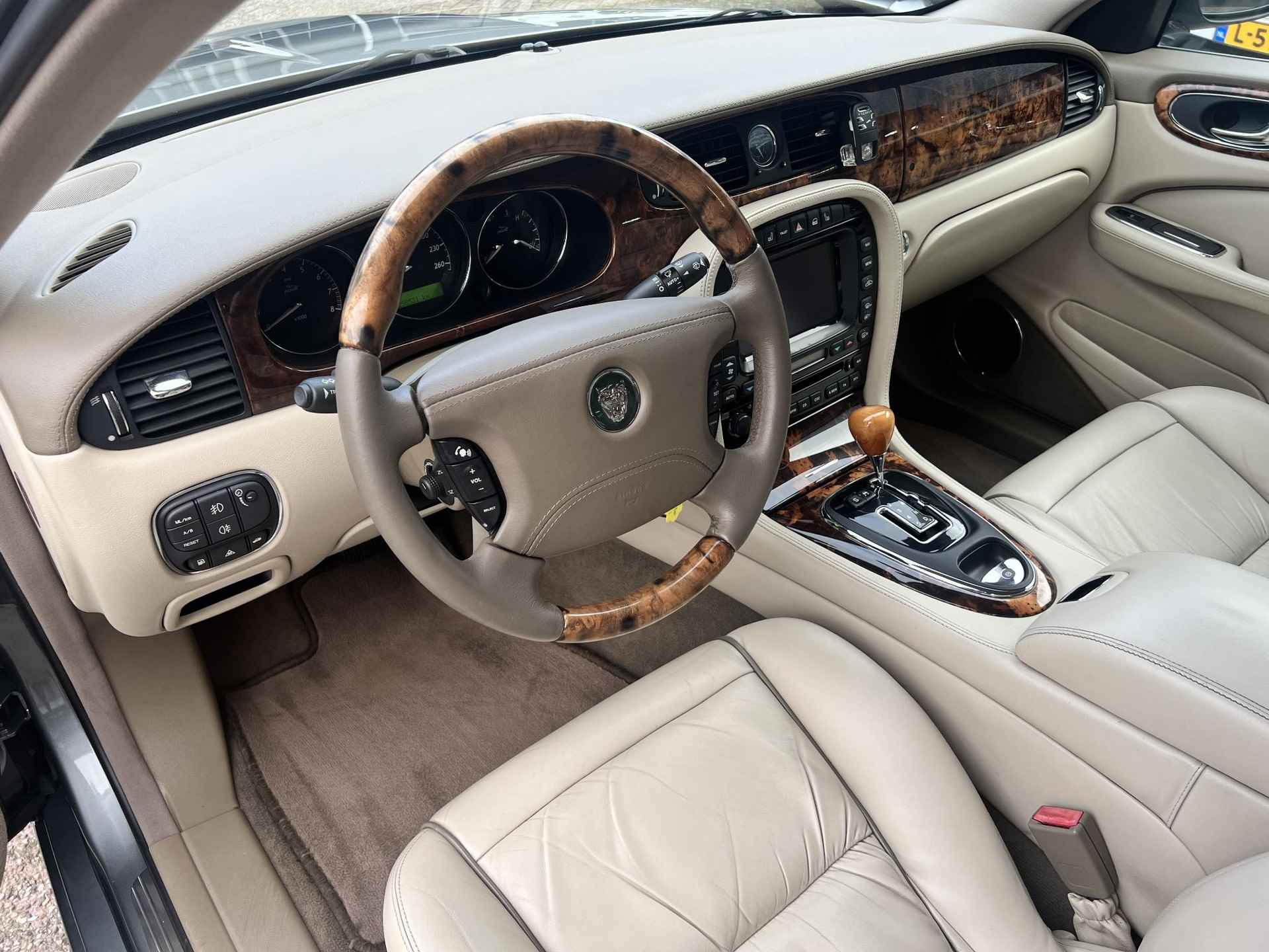 Jaguar XJ 4.2 V8 Executive / Automaat / Stoelverw. voor en achter / Elektr. voorstoelen / Elektr. stuur en pedaal verstelling / Radio bediening achter / Climate Control / Cruise Control / Apple Carplay / Regensensor / Lichtsensor / Xenon / - 13/43