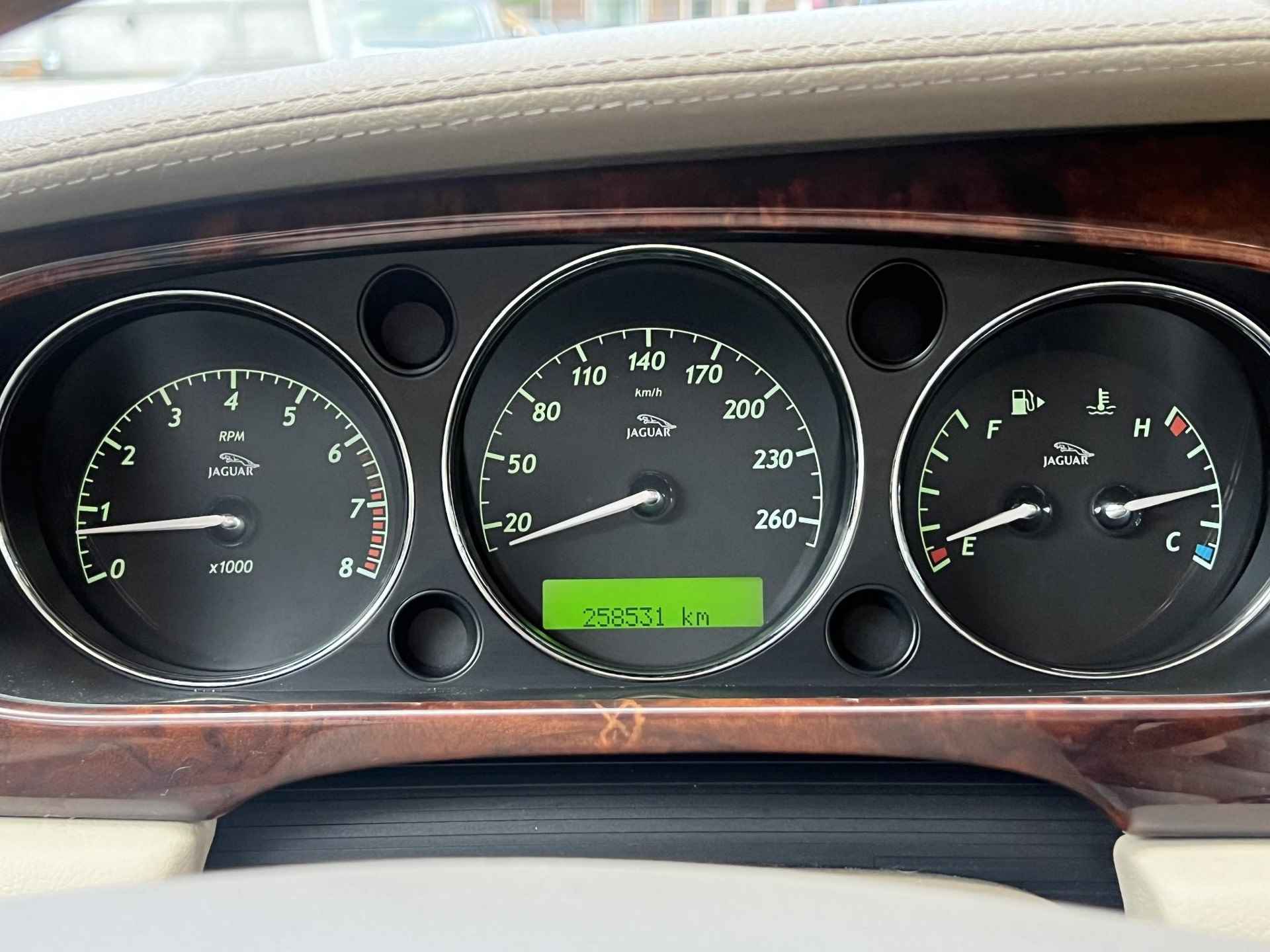 Jaguar XJ 4.2 V8 Executive / Automaat / Stoelverw. voor en achter / Elektr. voorstoelen / Elektr. stuur en pedaal verstelling / Radio bediening achter / Climate Control / Cruise Control / Apple Carplay / Regensensor / Lichtsensor / Xenon / - 18/43