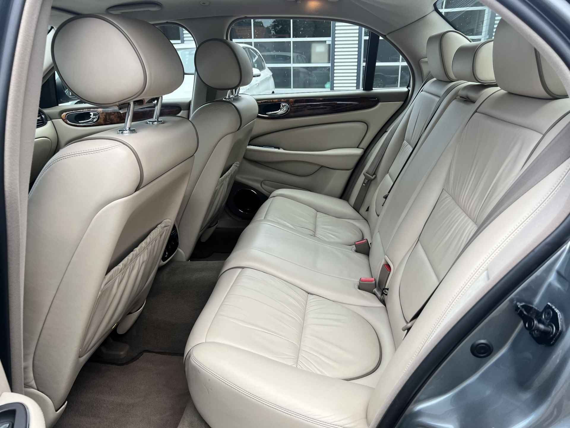 Jaguar XJ 4.2 V8 Executive / Automaat / Stoelverw. voor en achter / Elektr. voorstoelen / Elektr. stuur en pedaal verstelling / Radio bediening achter / Climate Control / Cruise Control / Apple Carplay / Regensensor / Lichtsensor / Xenon / - 34/43