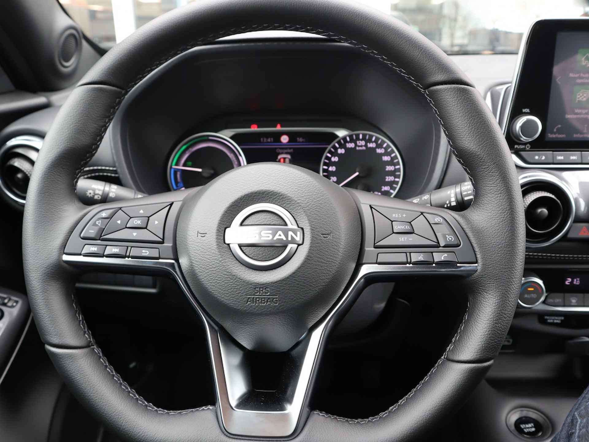 Nissan Juke 1.6 Hybrid N-Connecta/ Registratie premie! / Navigatie / Cruise - 19/26