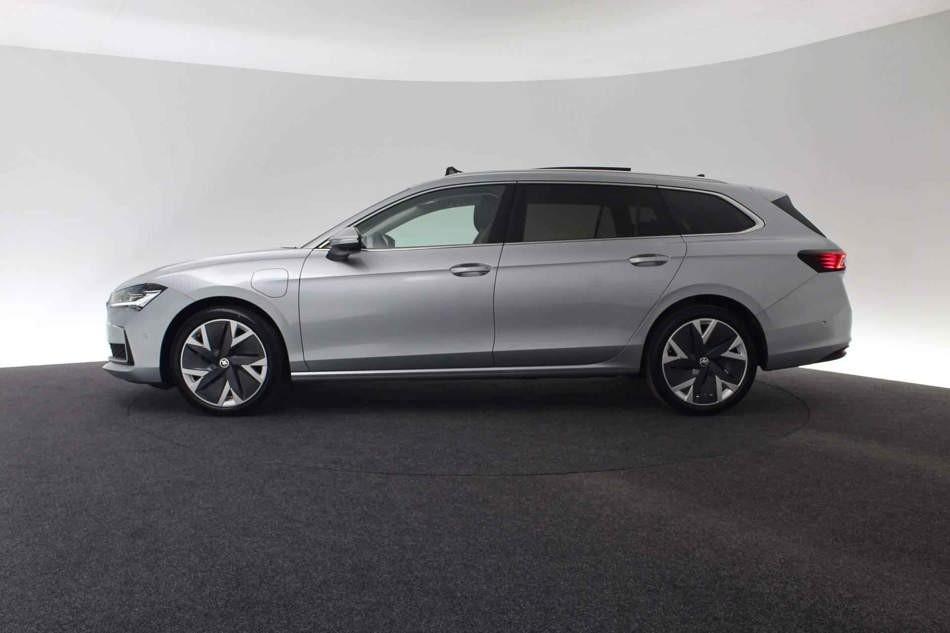 Škoda Superb Combi Business Edition 1.5 TSI PHEV 204PK | Pano | 360 Camera | Keyless | Stoelventilatie | Park Assist | Trekhaak | 19 inch - 25/53