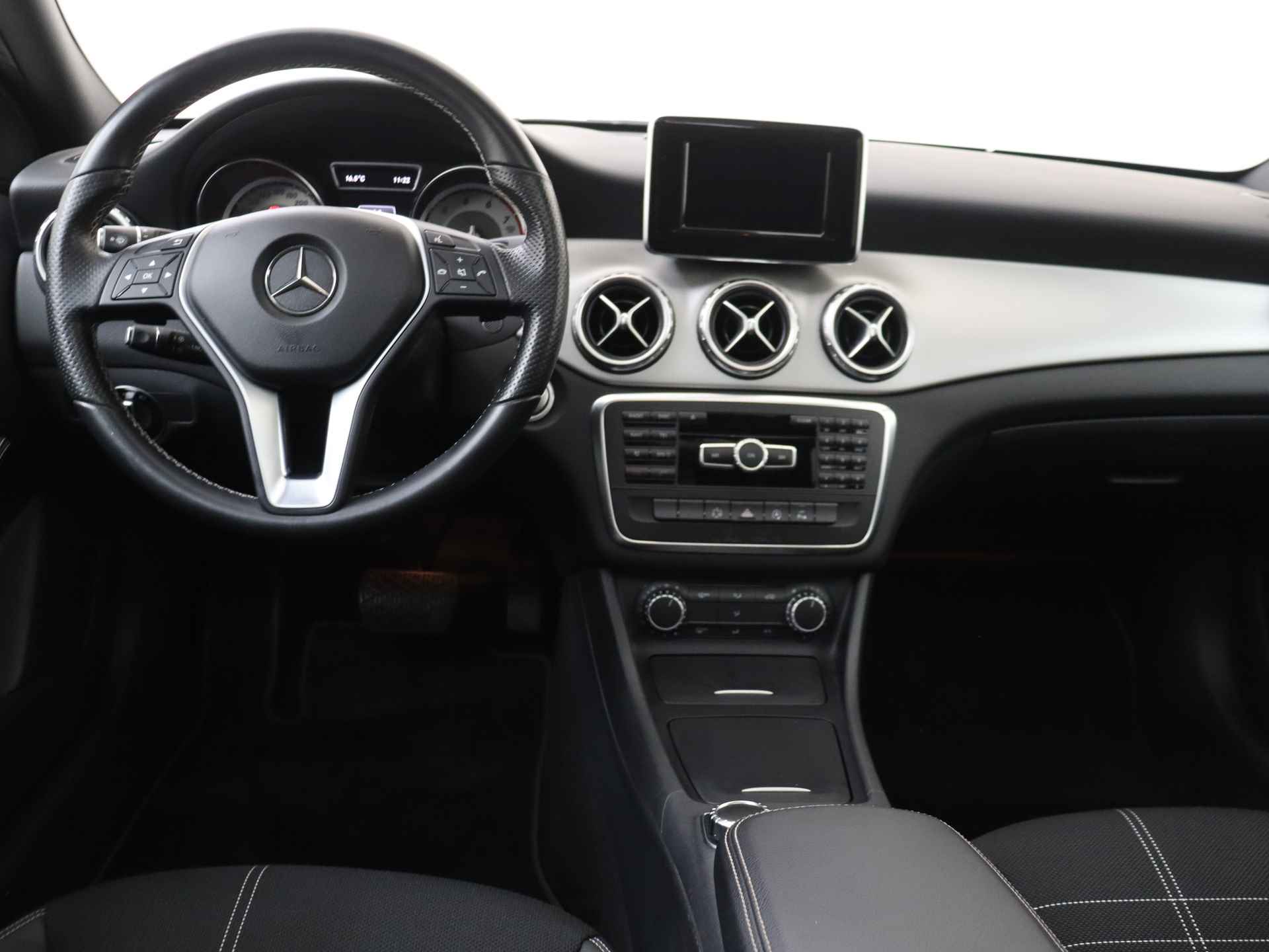 Mercedes-Benz GLA 200 Ambition 157 pk Automaat | Navigatie | Panoramadak | 18 inch Lichtmetalen velgen - 6/34