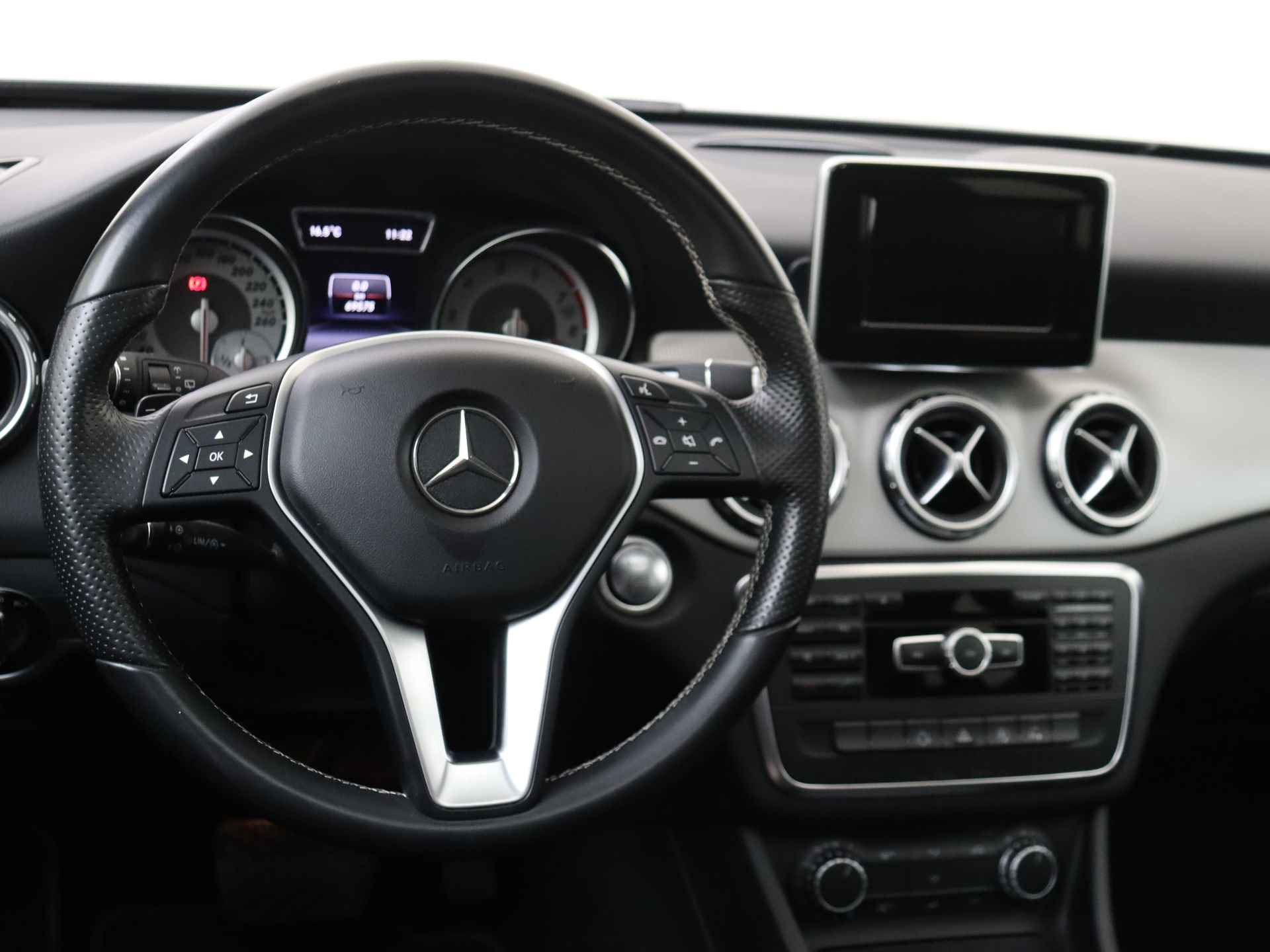 Mercedes-Benz GLA 200 Ambition 157 pk Automaat | Navigatie | Panoramadak | 18 inch Lichtmetalen velgen - 7/34