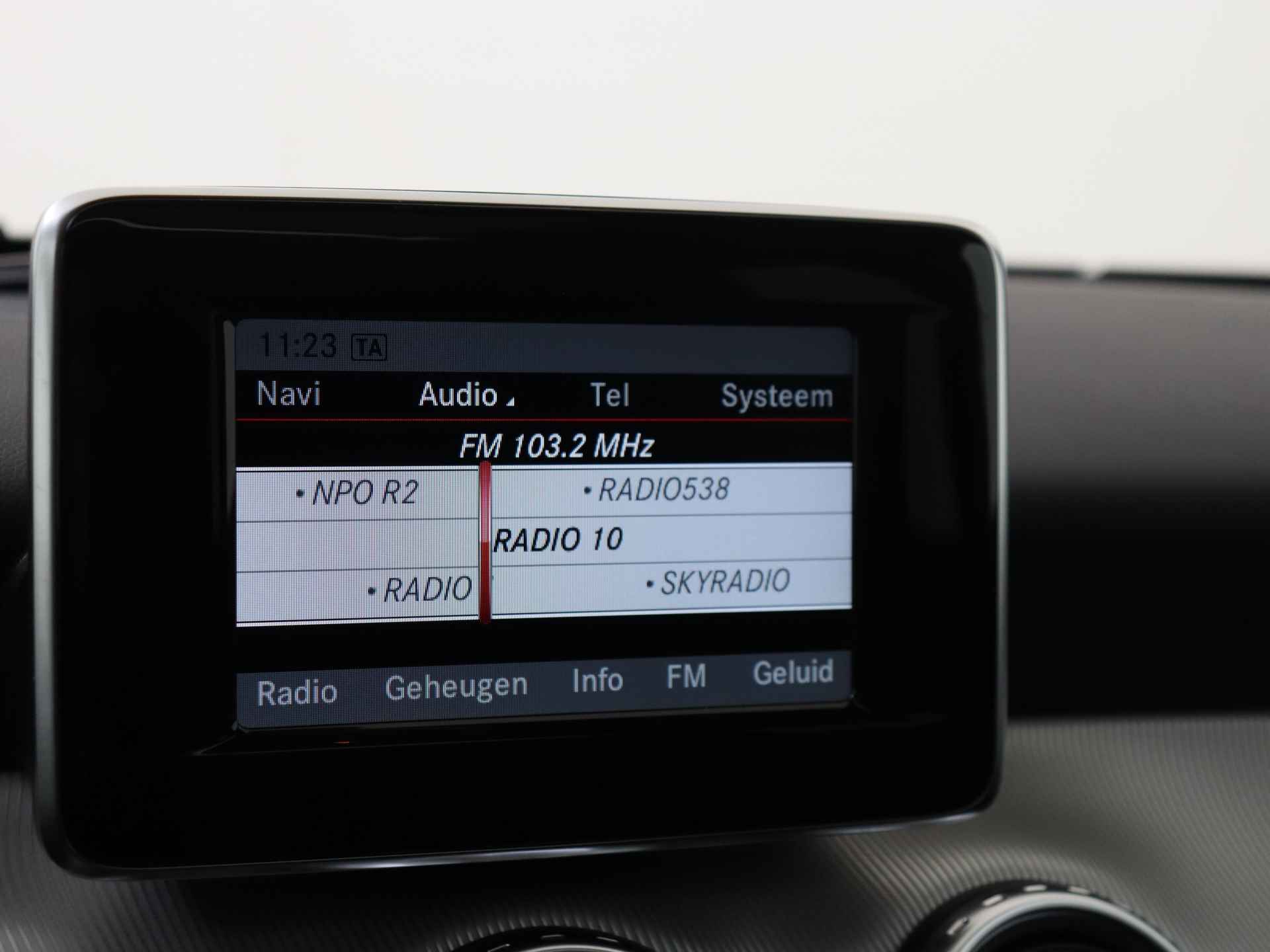 Mercedes-Benz GLA 200 Ambition 157 pk Automaat | Navigatie | Panoramadak | 18 inch Lichtmetalen velgen - 15/34