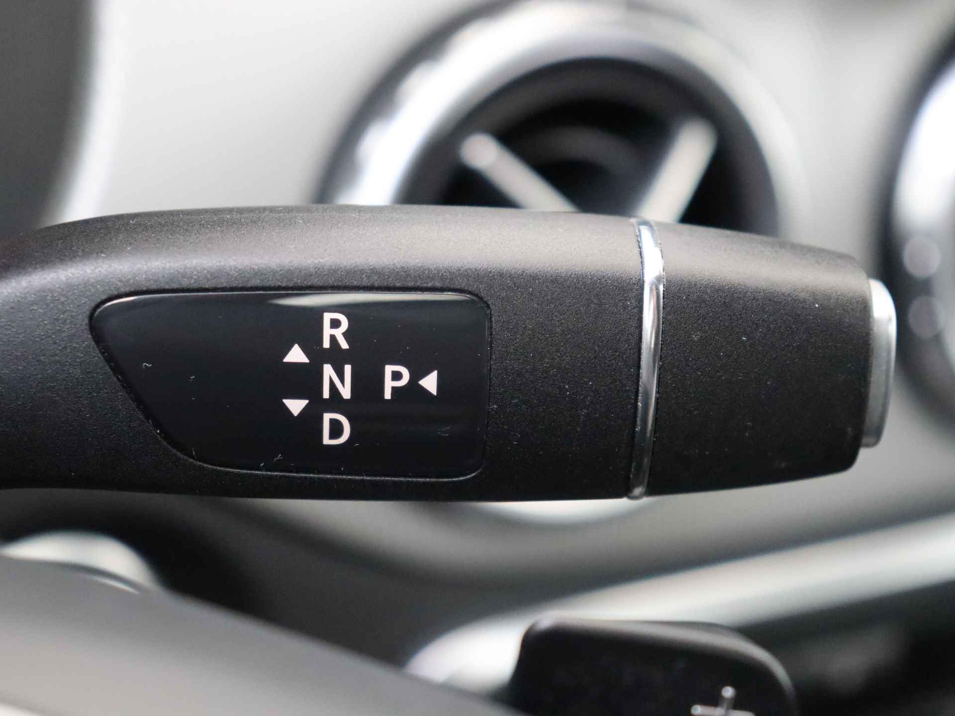 Mercedes-Benz GLA 200 Ambition 157 pk Automaat | Navigatie | Panoramadak | 18 inch Lichtmetalen velgen - 19/34