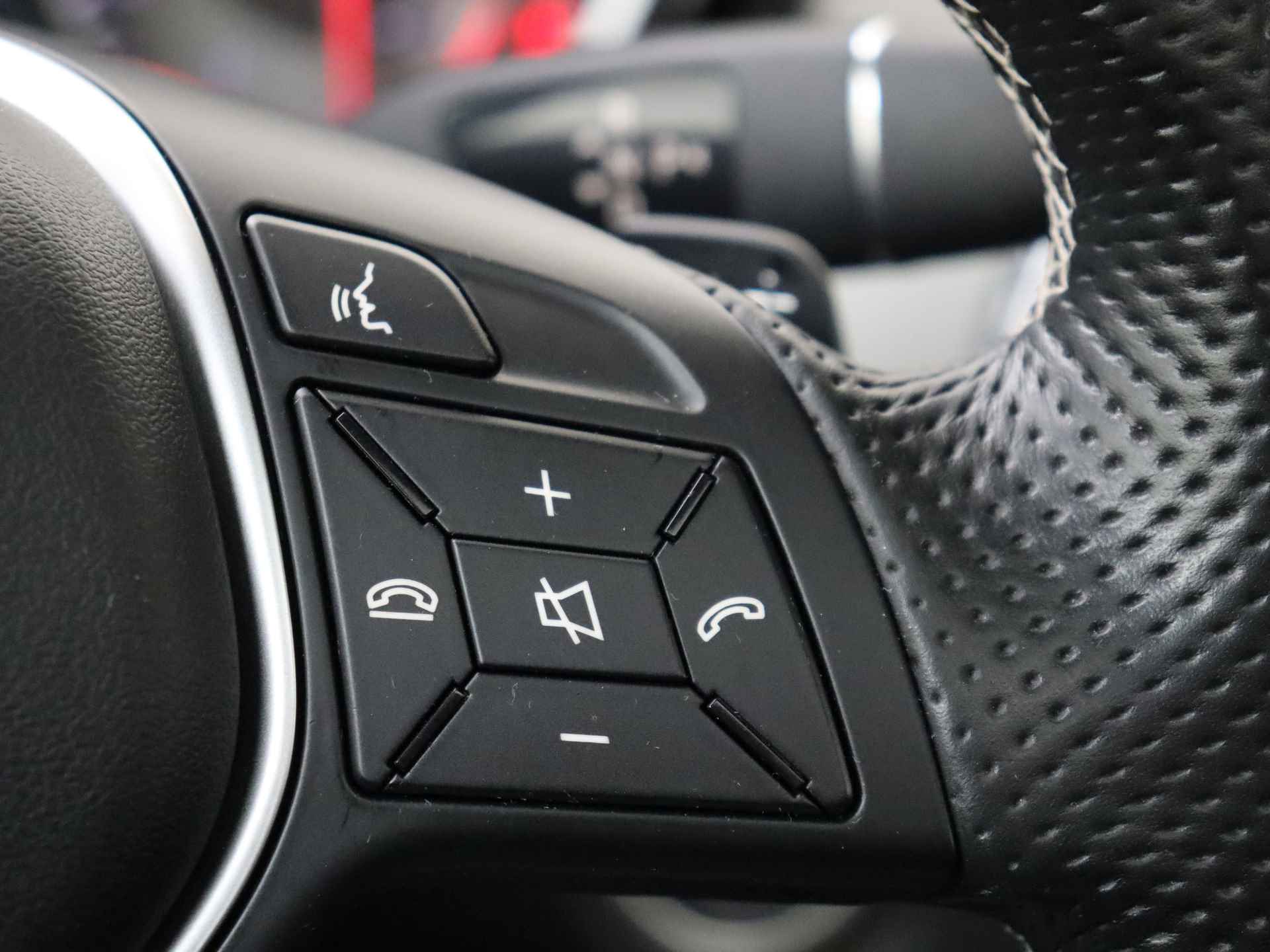 Mercedes-Benz GLA 200 Ambition 157 pk Automaat | Navigatie | Panoramadak | 18 inch Lichtmetalen velgen - 21/34