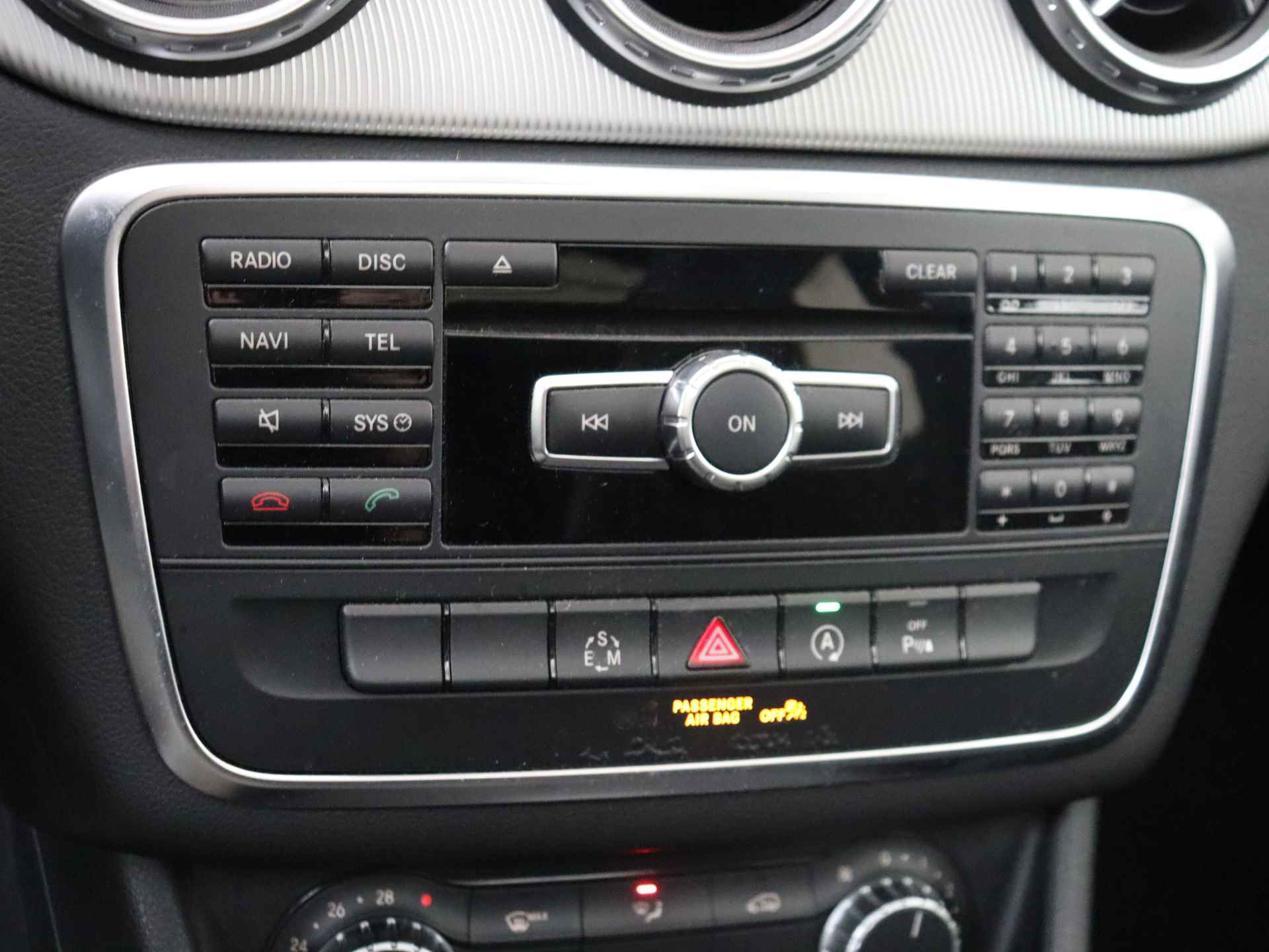 Mercedes-Benz GLA 200 Ambition 157 pk Automaat | Navigatie | Panoramadak | 18 inch Lichtmetalen velgen - 25/34