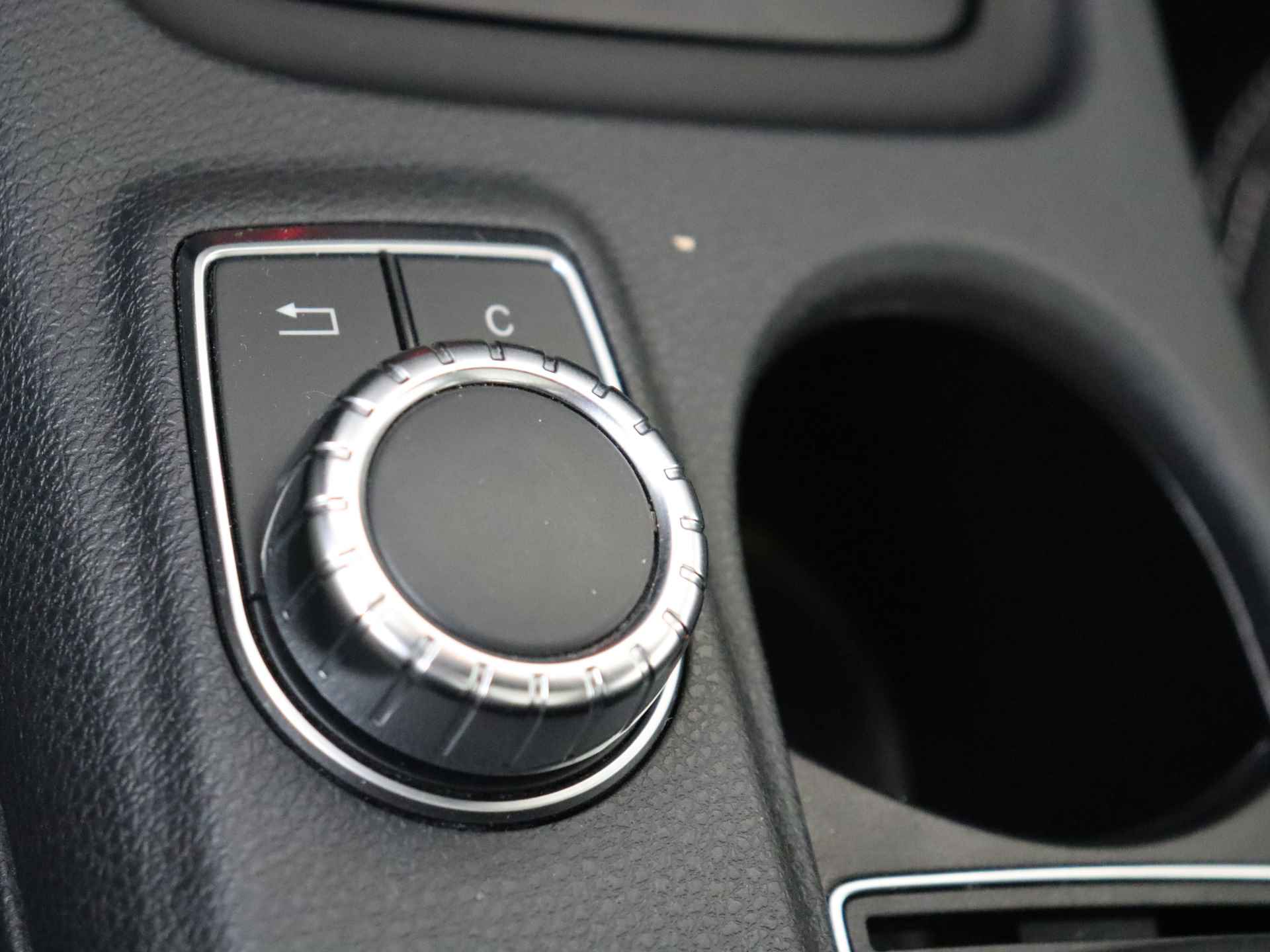Mercedes-Benz GLA 200 Ambition 157 pk Automaat | Navigatie | Panoramadak | 18 inch Lichtmetalen velgen - 26/34
