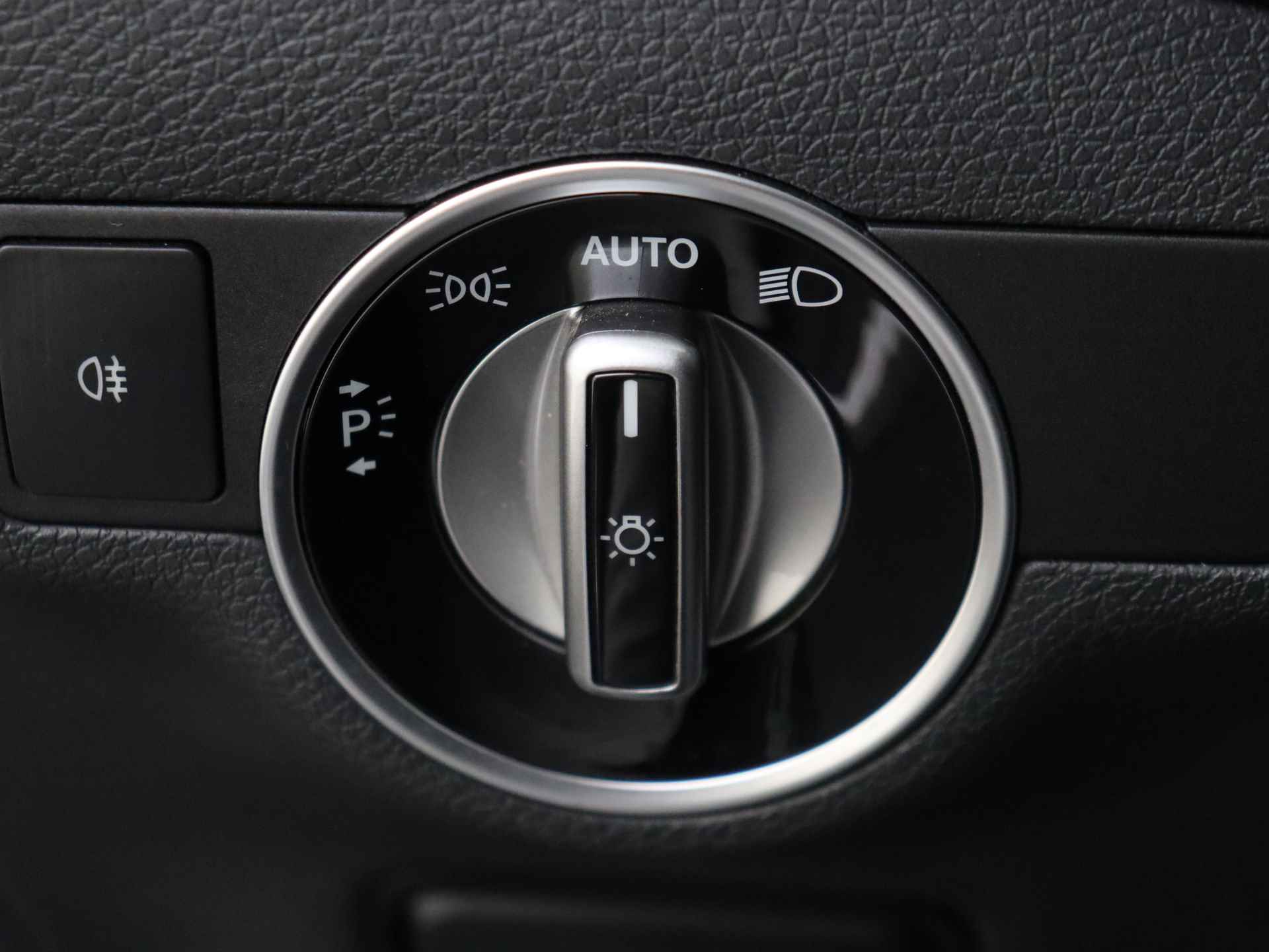 Mercedes-Benz GLA 200 Ambition 157 pk Automaat | Navigatie | Panoramadak | 18 inch Lichtmetalen velgen - 28/34