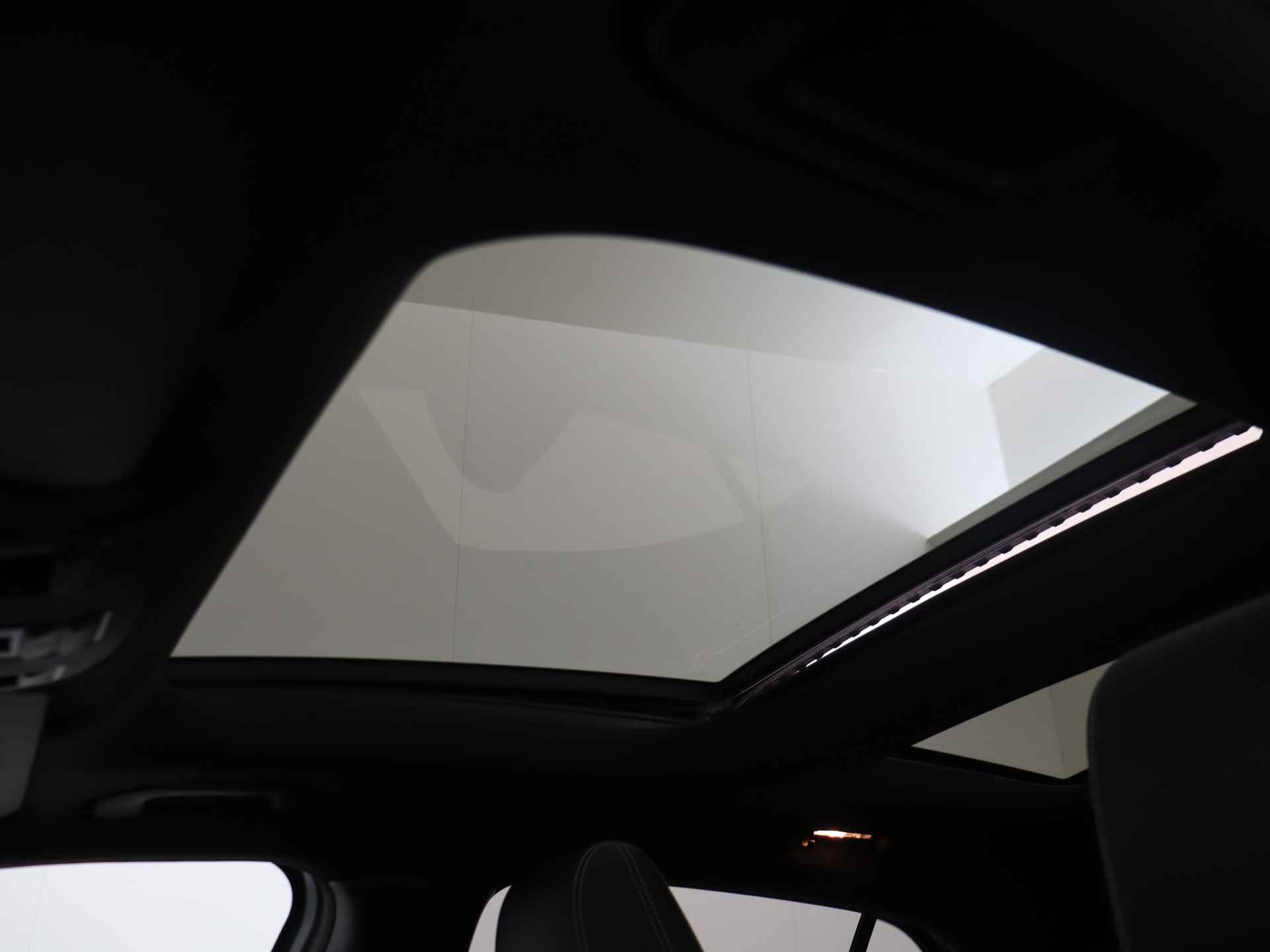 Mercedes-Benz GLA 200 Ambition 157 pk Automaat | Navigatie | Panoramadak | 18 inch Lichtmetalen velgen - 30/34