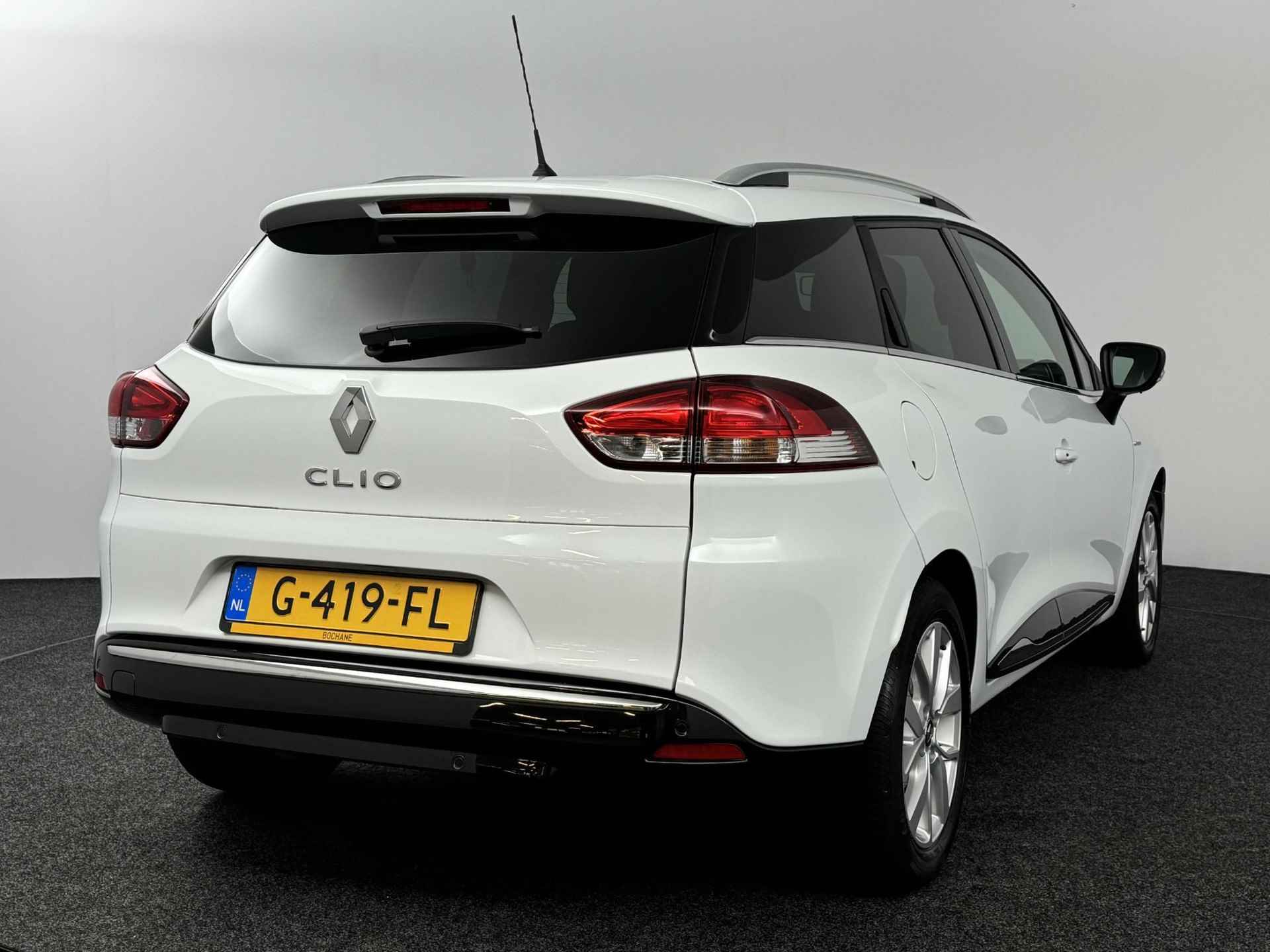 Renault Clio Estate 0.9 TCe Limited | Lage kilometerstand | P. Sensoren | Navi | Cruise | Airco | NL Auto! - 4/44