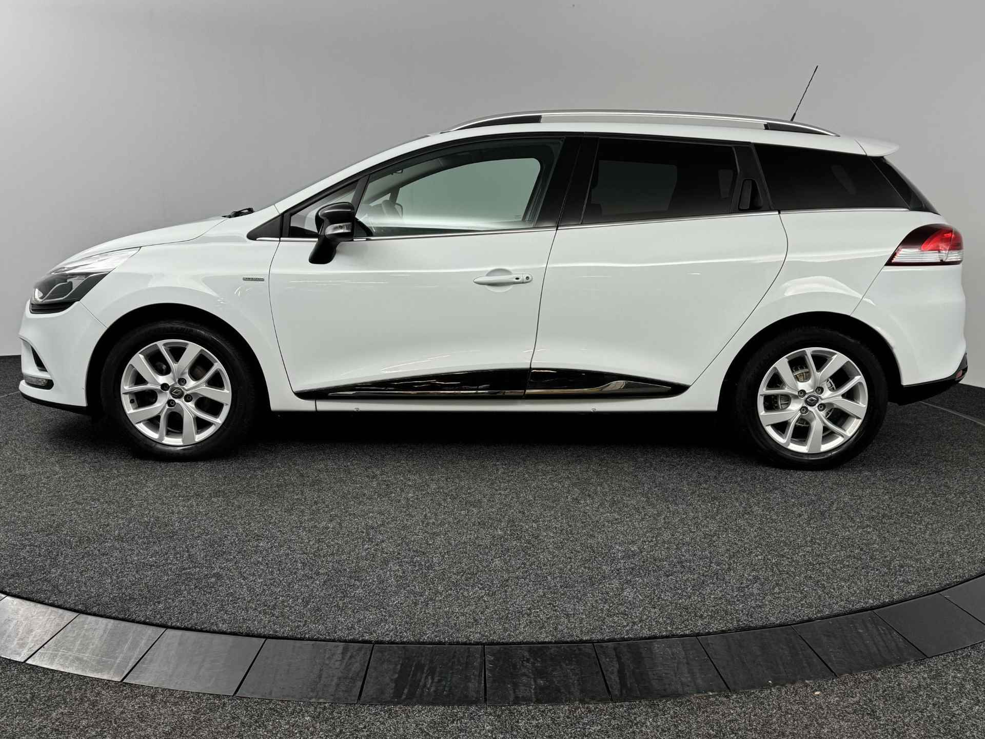 Renault Clio Estate 0.9 TCe Limited | Lage kilometerstand | P. Sensoren | Navi | Cruise | Airco | NL Auto! - 42/44