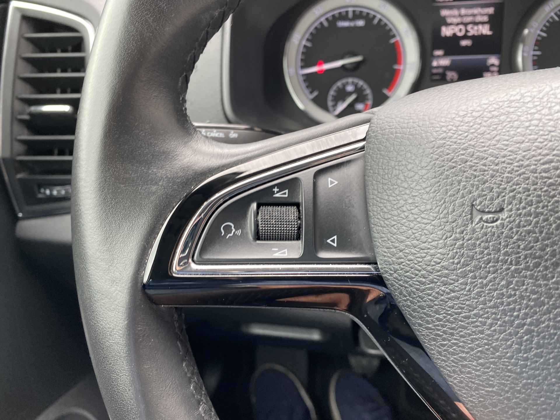 Škoda Karoq 1.0 TSI Drive / PARK. SENSOREN/ CRUISE/ STOEL VERWARM./ KEYLESS/ APP CONNECT/ NAVI/ CLIMA/ DAB/ - 14/42