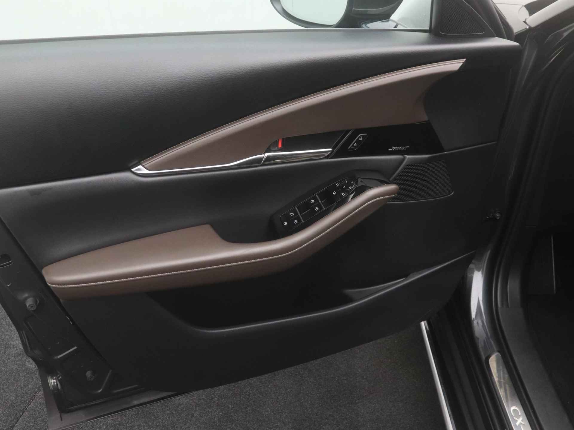 Mazda CX-30 2.0 e-SkyActiv-X Luxury automaat met aero pack en all-weather banden : dealer onderhouden - 12/48