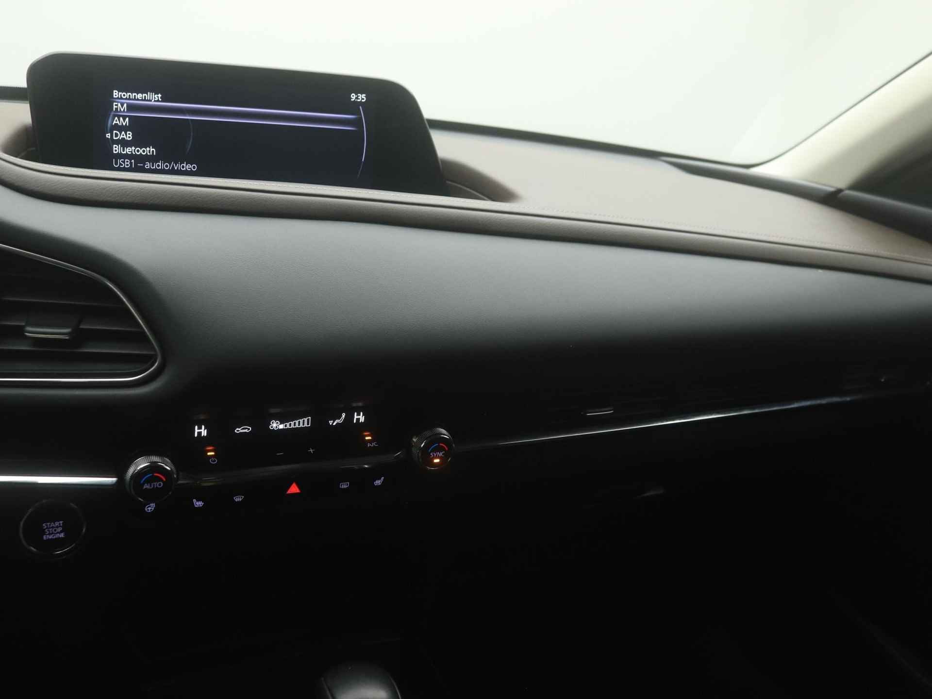 Mazda CX-30 2.0 e-SkyActiv-X Luxury automaat met aero pack en all-weather banden : dealer onderhouden - 31/48
