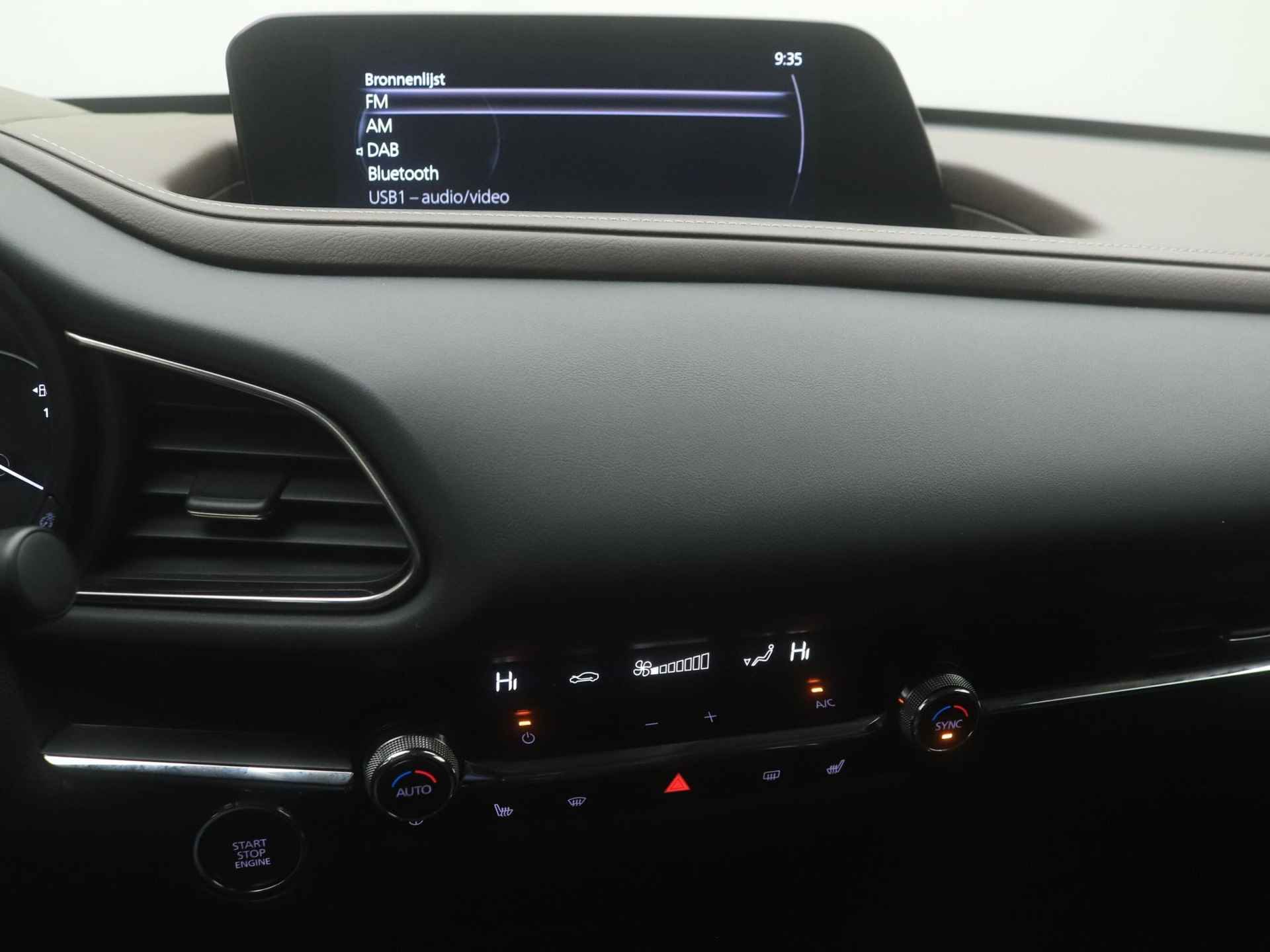 Mazda CX-30 2.0 e-SkyActiv-X Luxury automaat met aero pack en all-weather banden : dealer onderhouden - 32/48
