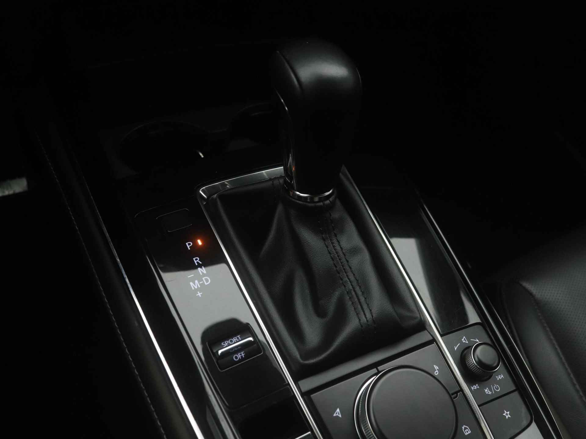 Mazda CX-30 2.0 e-SkyActiv-X Luxury automaat met aero pack en all-weather banden : dealer onderhouden (GERESERVEERD) - 38/48