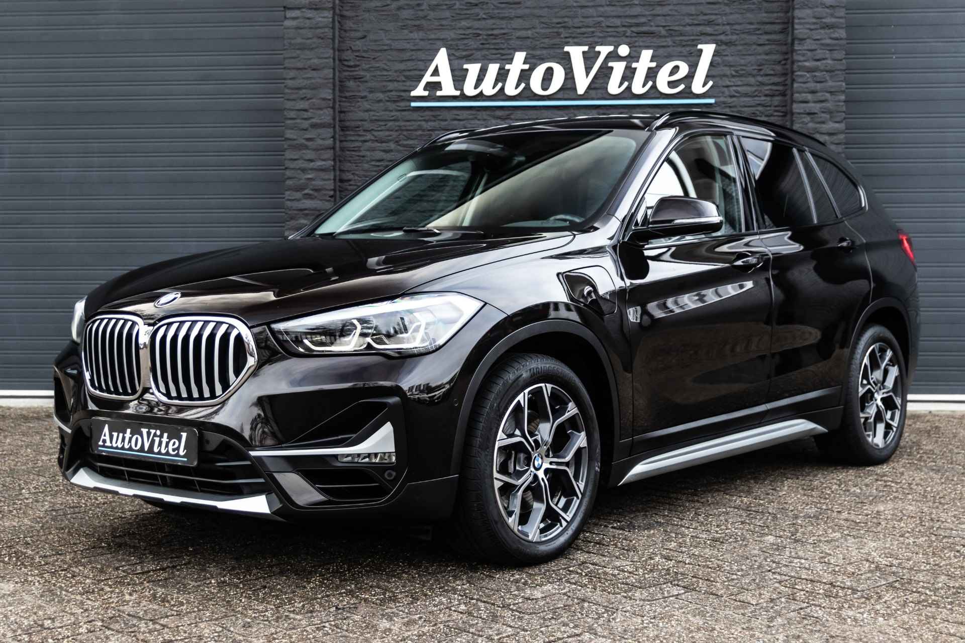 BMW X1 xDrive25e Steptronic X-Line | Unieke kleur | Leder | Trekhaak | Comfort Access | Stoelverwarming | DAB - 1/35