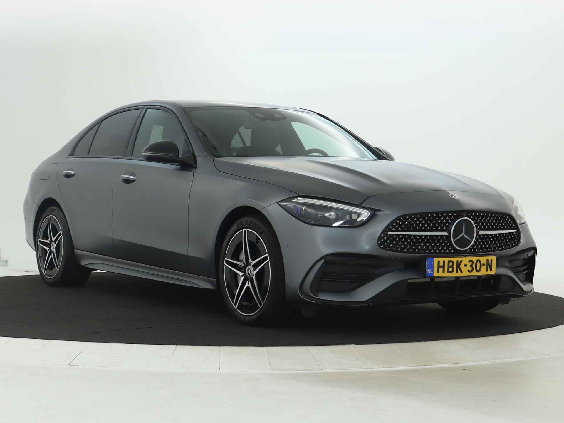 Mercedes-Benz C-Klasse 300 e AMG Nightpakket | Rijassistentiepack | Memory | Keyless Go | 360 graden camera | Stoelverwarming | Inclusief 24 maanden MB Certified garantie voor Europa. - 17/47