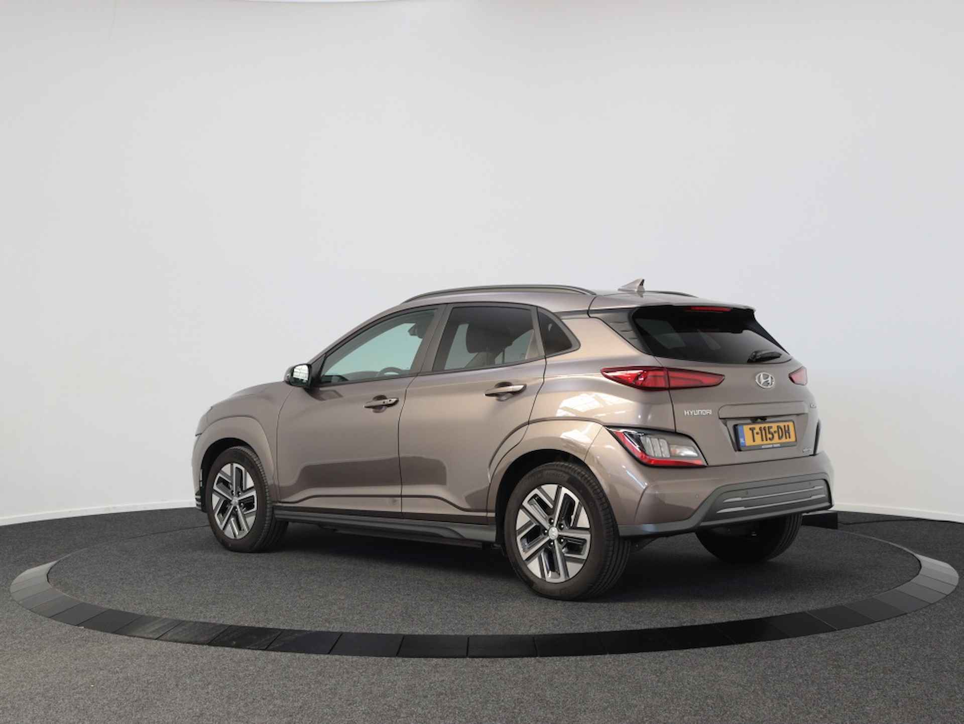 Hyundai Kona EV Premium 64 kWh | Navigatie | Leder | Camera | Carplay | Airco - 2/56