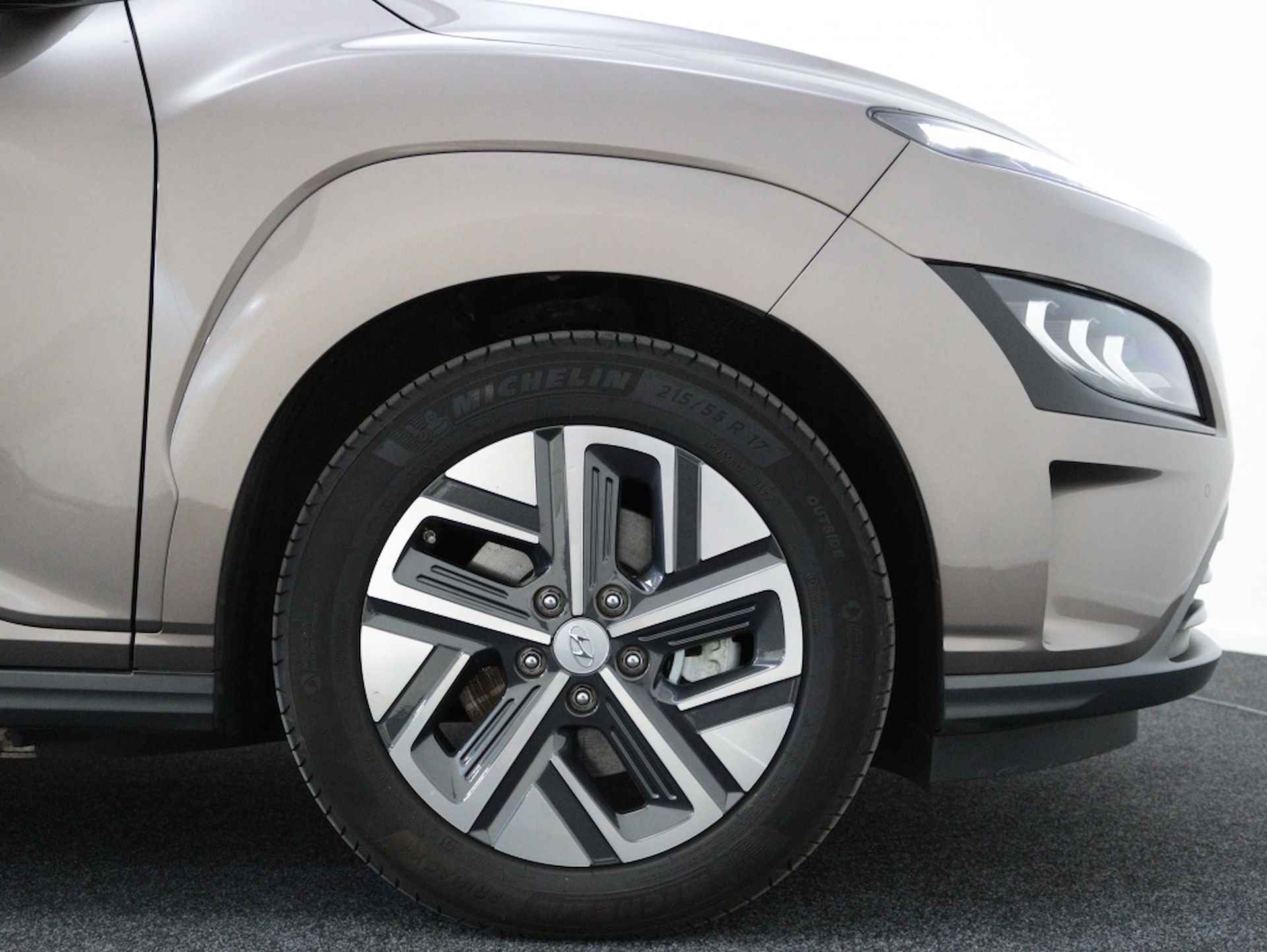 Hyundai Kona EV Premium 64 kWh | Navigatie | Leder | Camera | Carplay | Airco - 7/56