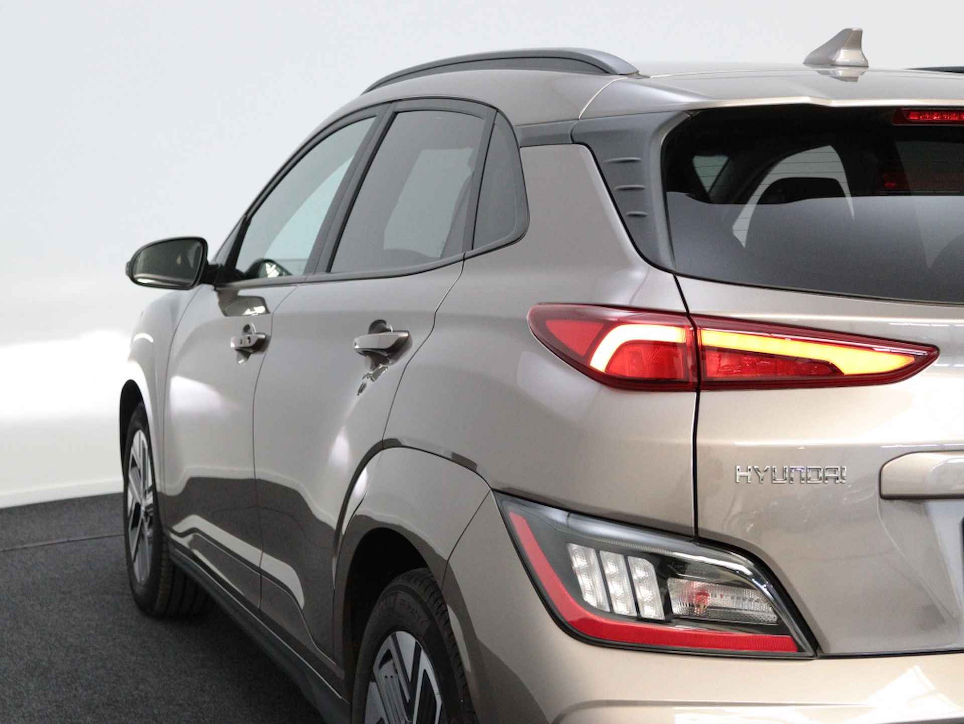 Hyundai Kona EV Premium 64 kWh | Navigatie | Leder | Camera | Carplay | Airco - 18/56
