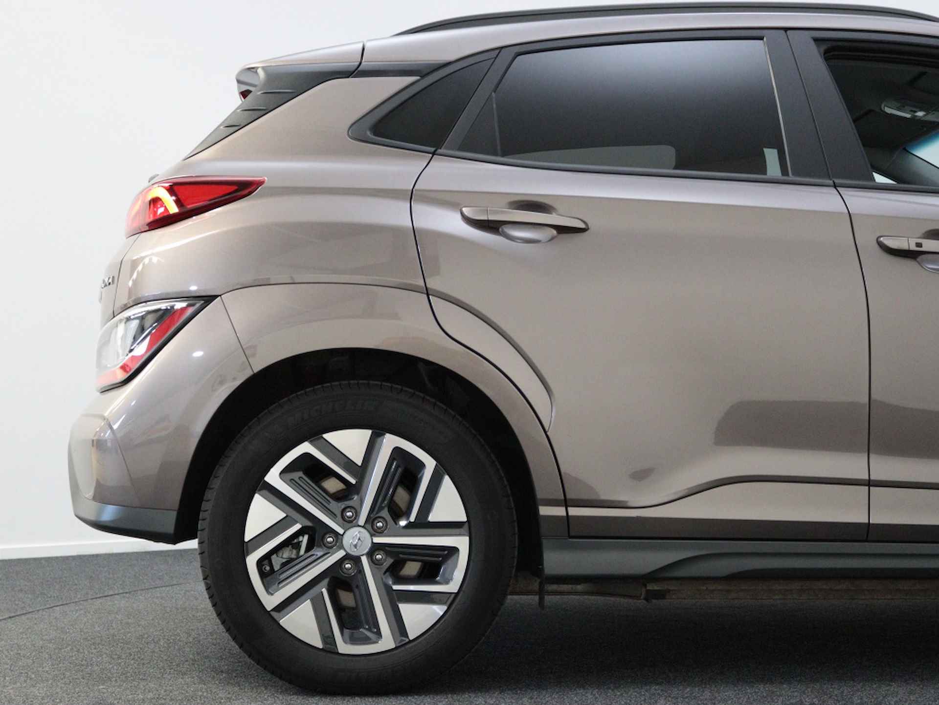 Hyundai Kona EV Premium 64 kWh | Navigatie | Leder | Camera | Carplay | Airco - 21/56
