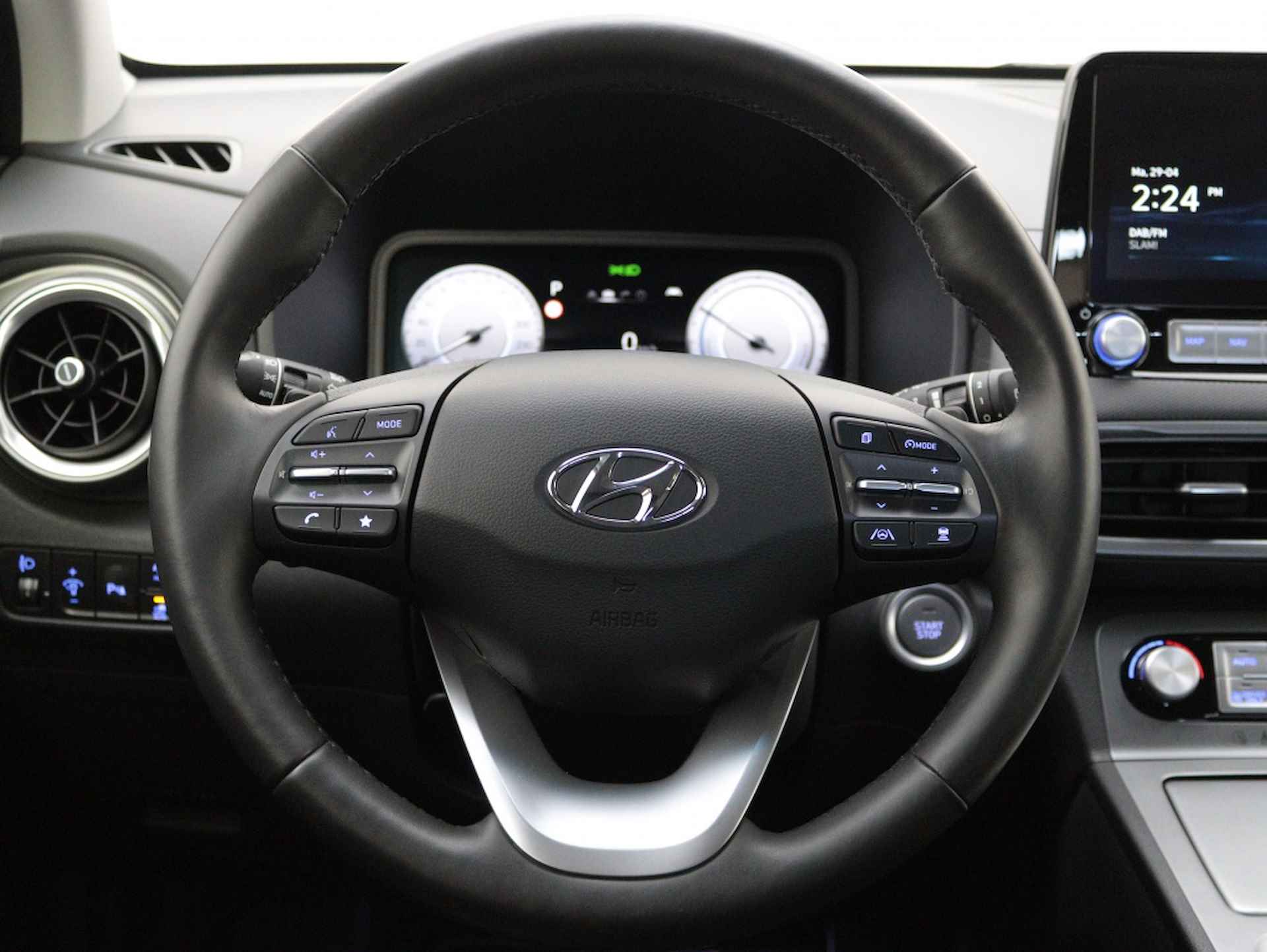 Hyundai Kona EV Premium 64 kWh | Navigatie | PL 549 pm - 28/56