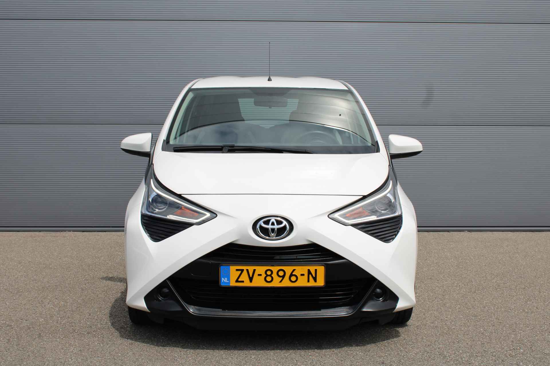 Toyota Aygo 1.0 X-Play Limited | AIRCO | CAMERA | CARPLAY | - 2/26