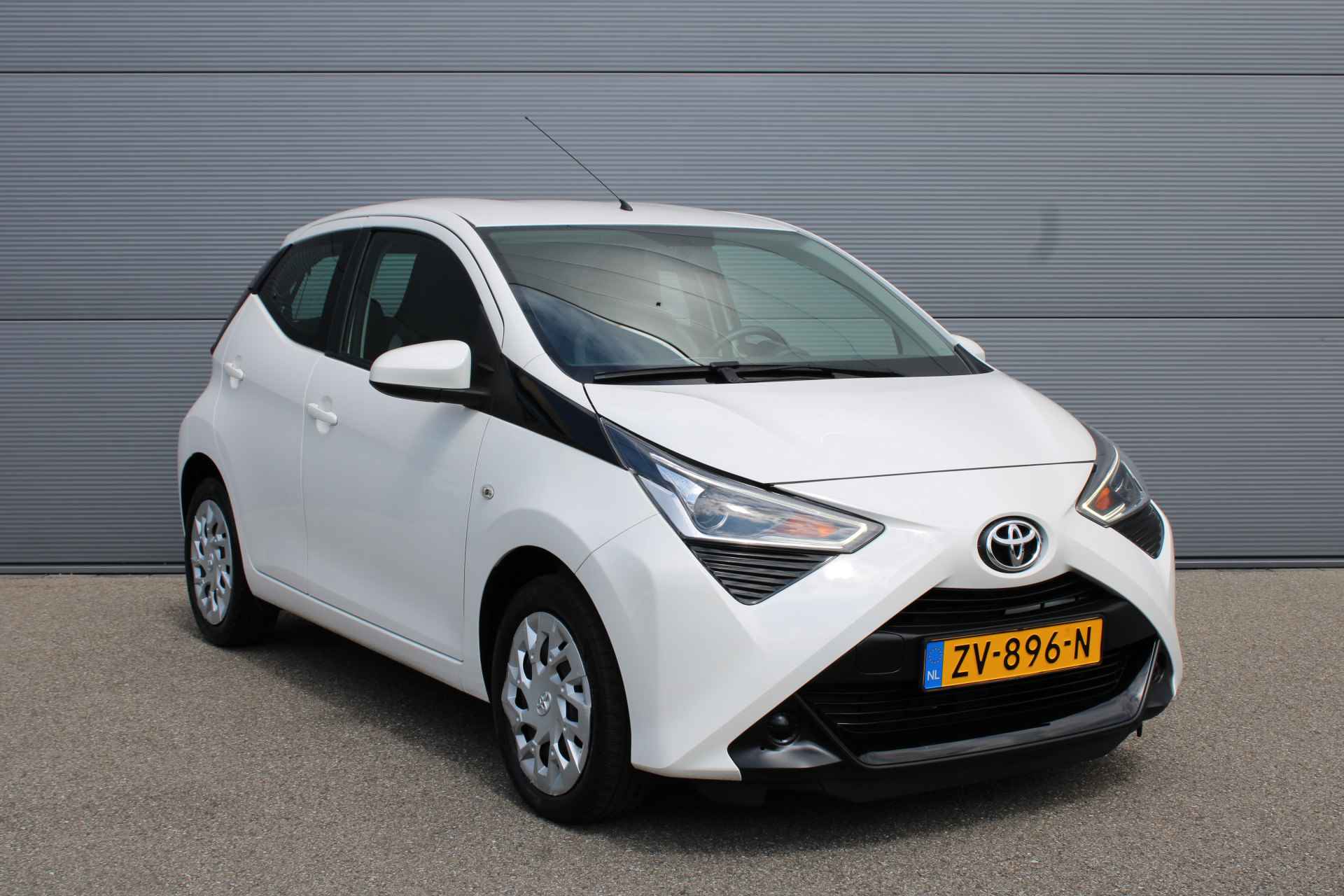 Toyota Aygo 1.0 X-Play Limited | AIRCO | CAMERA | CARPLAY | - 3/26