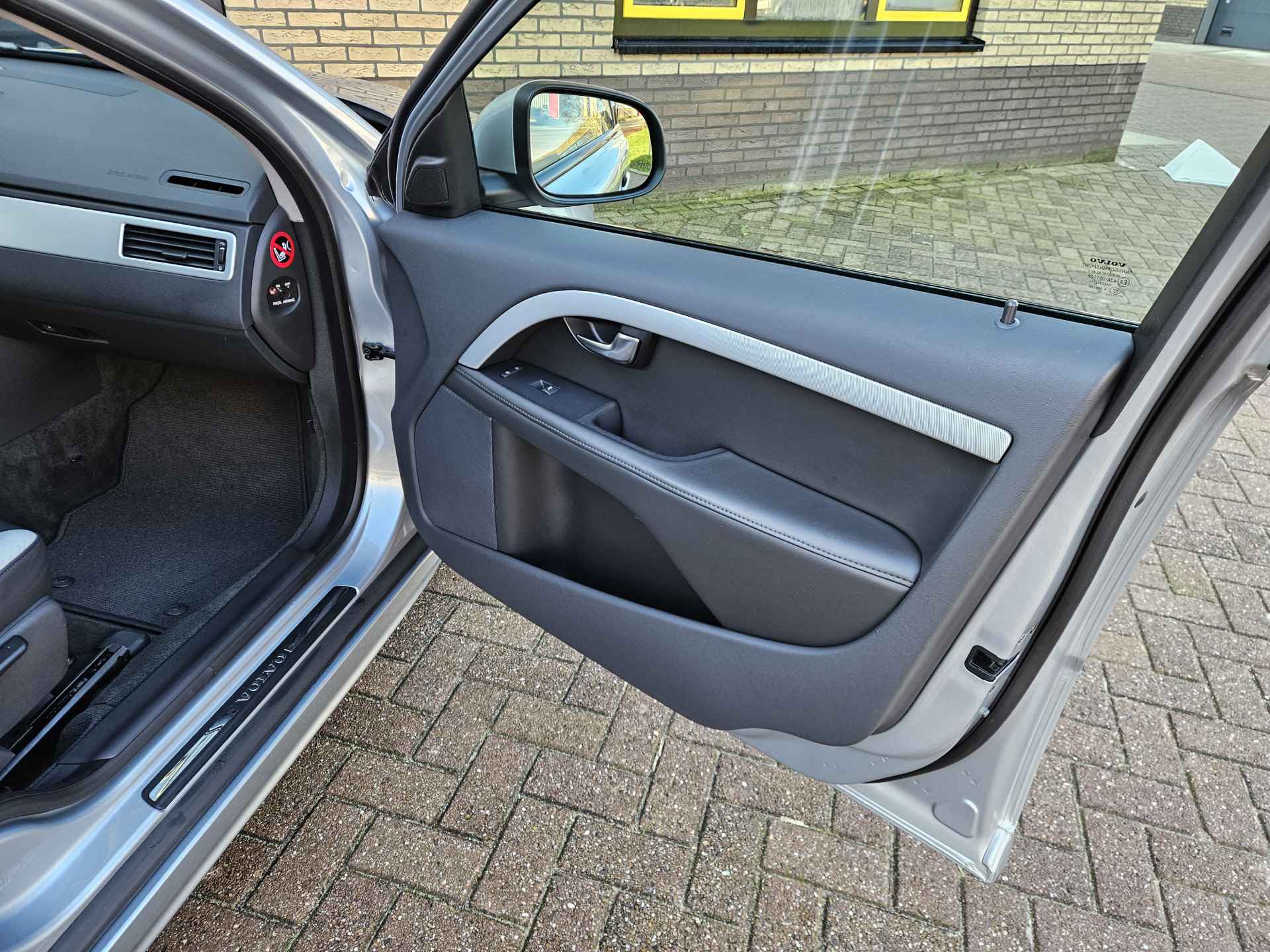 Volvo V70 2.0T R-Design 203 pk automaat org. Nederlandse auto incl volledige historie. - 27/41