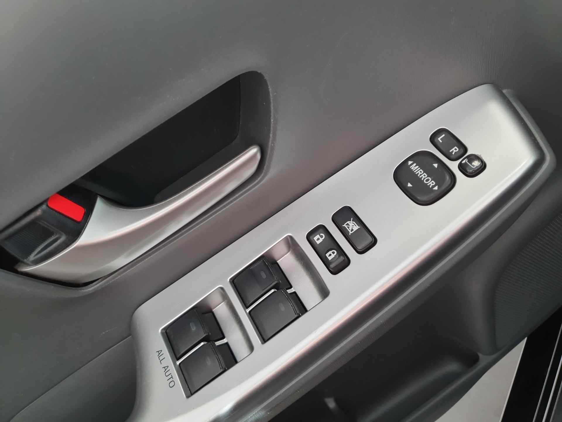 Toyota Prius Wagon 1.8 Aspiration Limited (Navigatie - Parkeersensoren achter) - 14/25