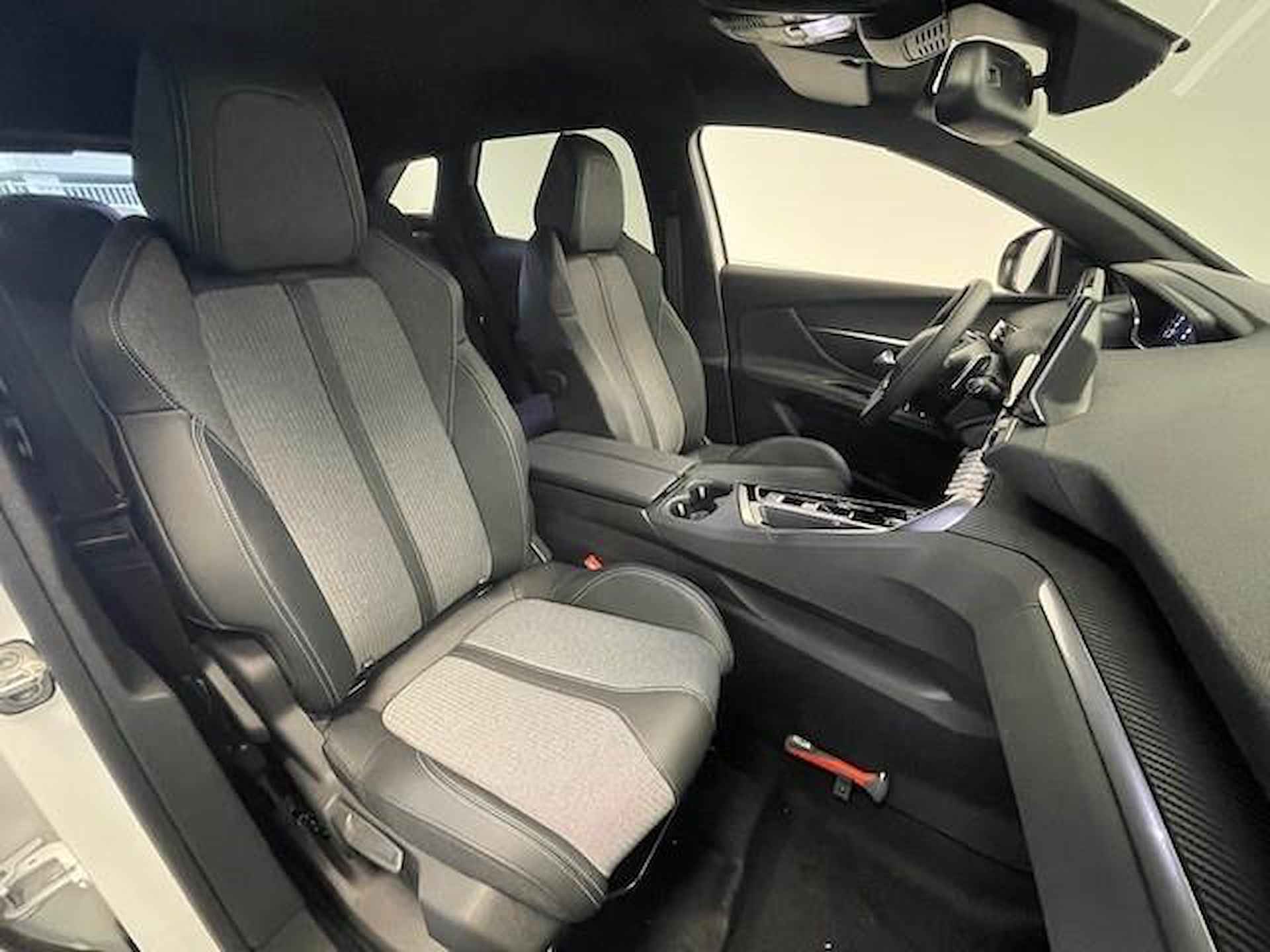 Peugeot 3008 1.6 HYbrid 180 Allure Pack Business | Navigatie | Parkeerhulp voor + achter | verwarmbare voorstoelen | DIRECT LEVERBAAR!! - 10/29