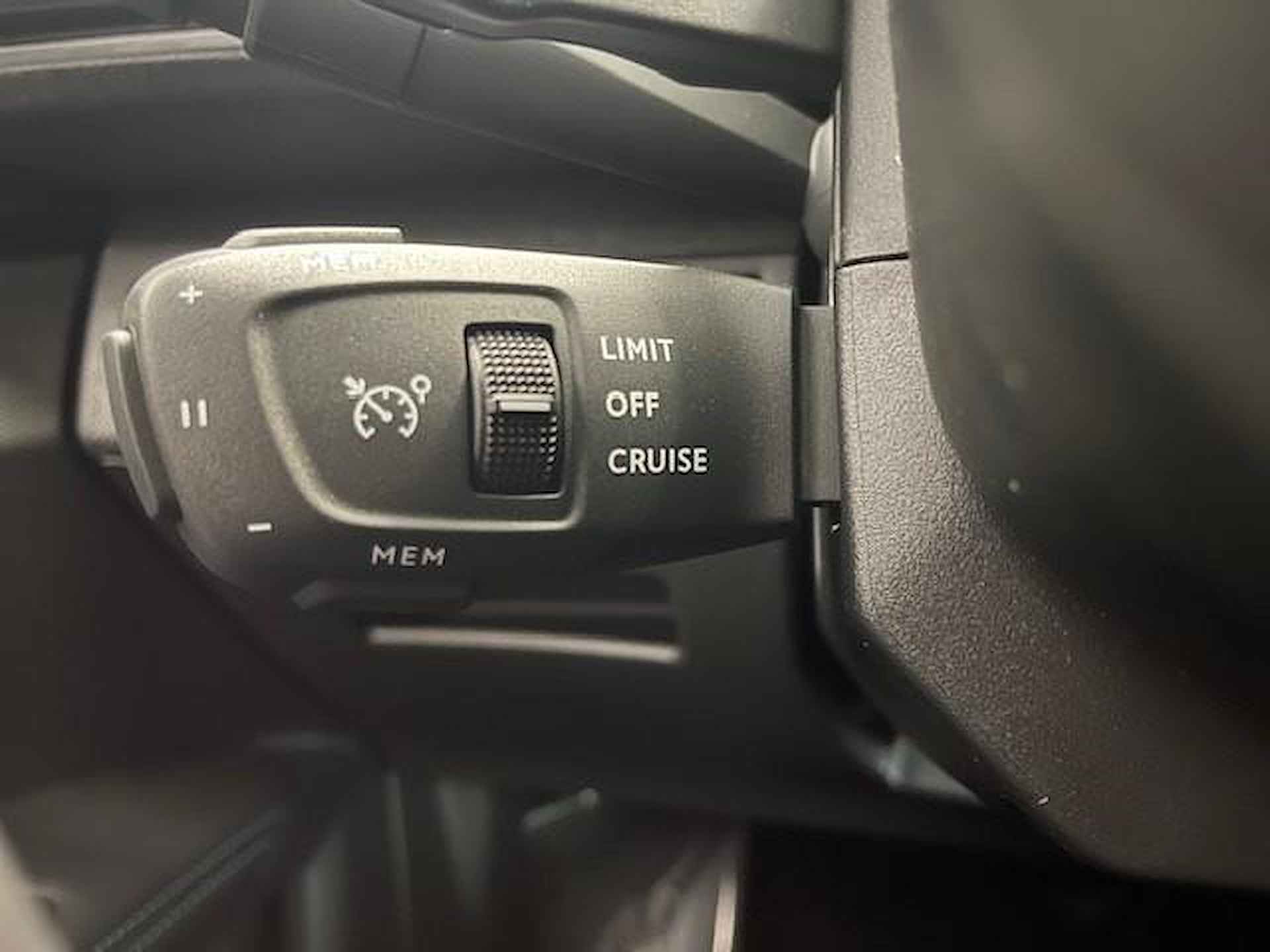 Peugeot 3008 1.6 HYbrid 180 Allure Pack Business | Navigatie | Parkeerhulp voor + achter | verwarmbare voorstoelen | DIRECT LEVERBAAR!! - 23/29