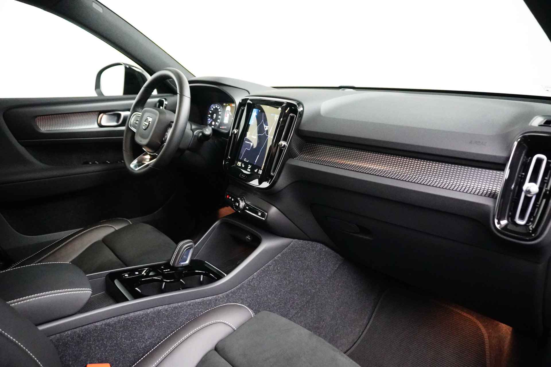 Volvo XC40 T4 Recharge R-Design | Climate control | Navigatie | Getint glas | Stoelverwarming | Verwarmde voorruit | Camera | Draadloos lad - 8/29