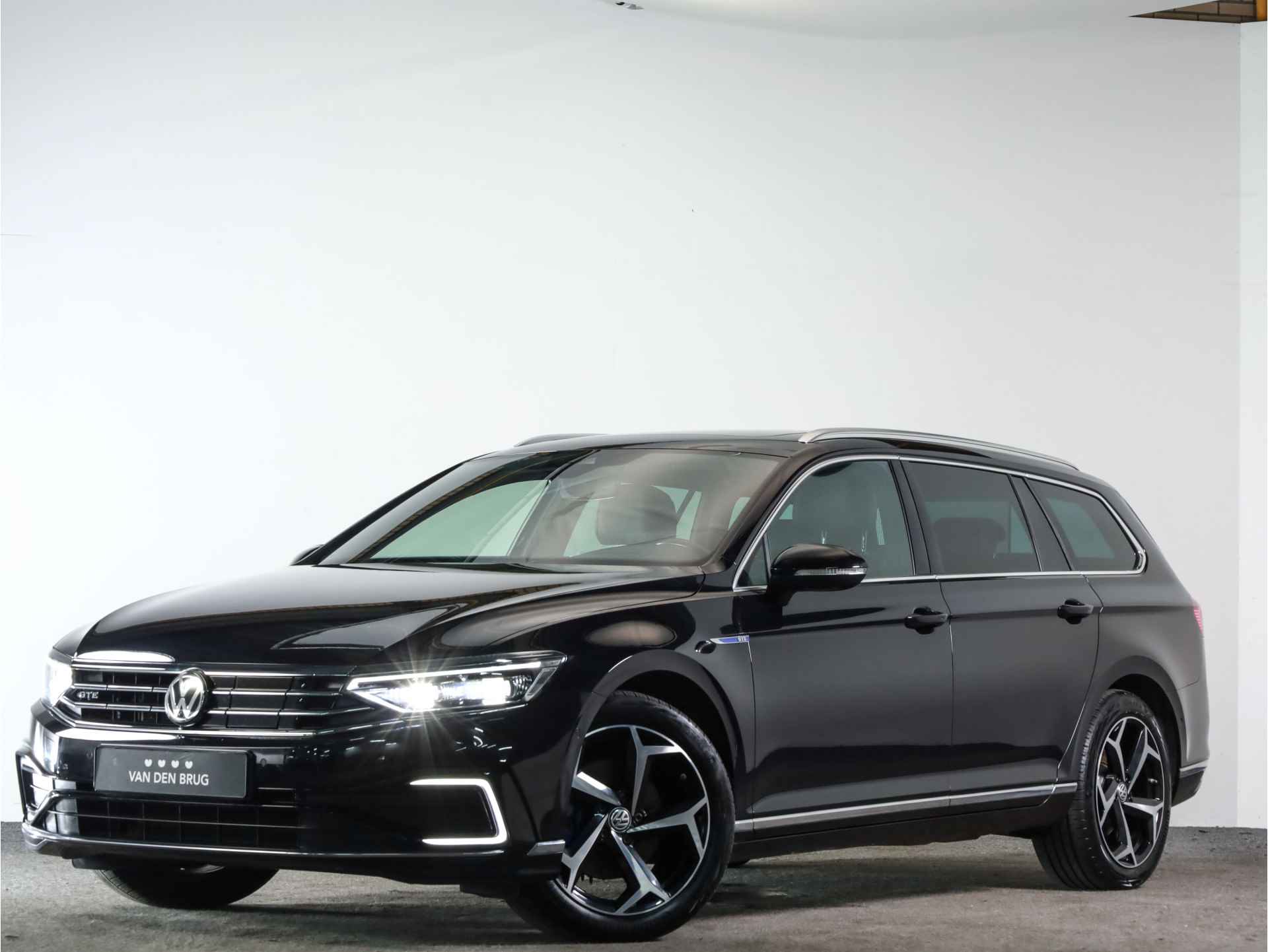 Volkswagen Passat GTE 1.4 TSI 218 PK DSG Highline | LED Matrix IQ | Panoramadak | Dynaudio | 360 Camera | Head-Up | - 55/55