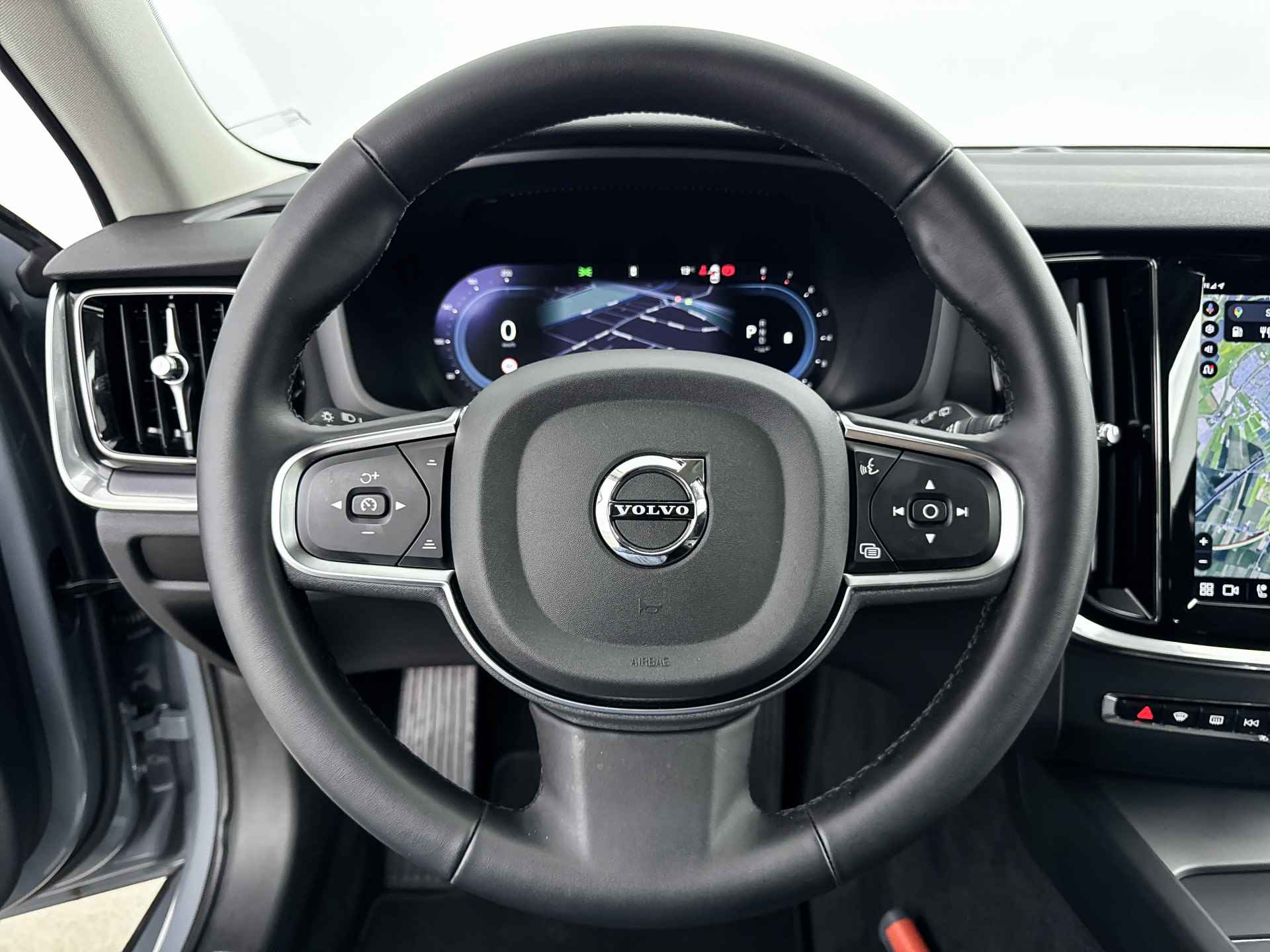 Volvo V60 B3 Essential Edition | 18" | Adaptieve cruise control | BLIS | Stoel- stuur- achterbankverwarming | Trekhaak - 15/35