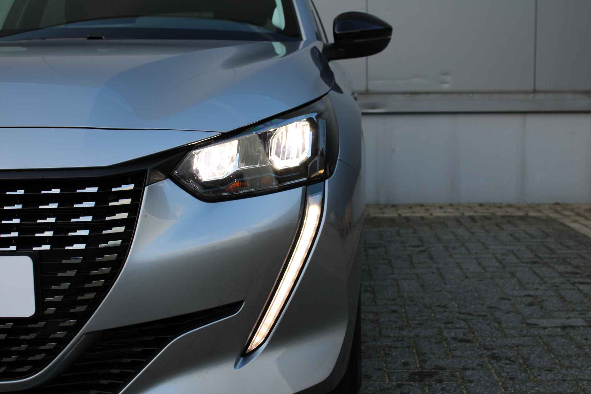 Peugeot 208 1.2 75pk Style | NETTO DEAL € 3.729, KORTING! | NAVI | PDC | LMV |  AIRCO | CRUISE | - 10/36