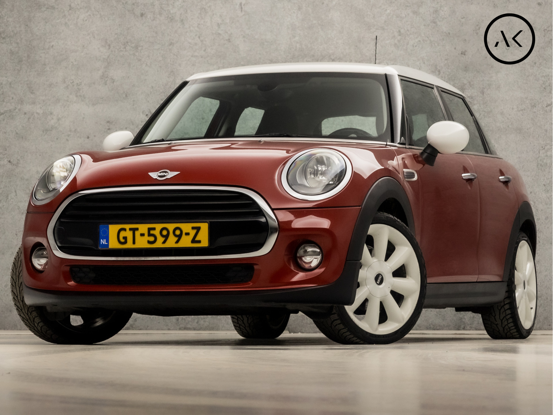 MINI Mini 1.5 Cooper Business (5 DEURS, GROOT NAVI, DEALER ONDERHOUDEN, WIT DAK, DAB+, CRUISE, SPORTSTOELEN, BLUETOOTH, NIEUWE APK, NIEUWSTAAT)