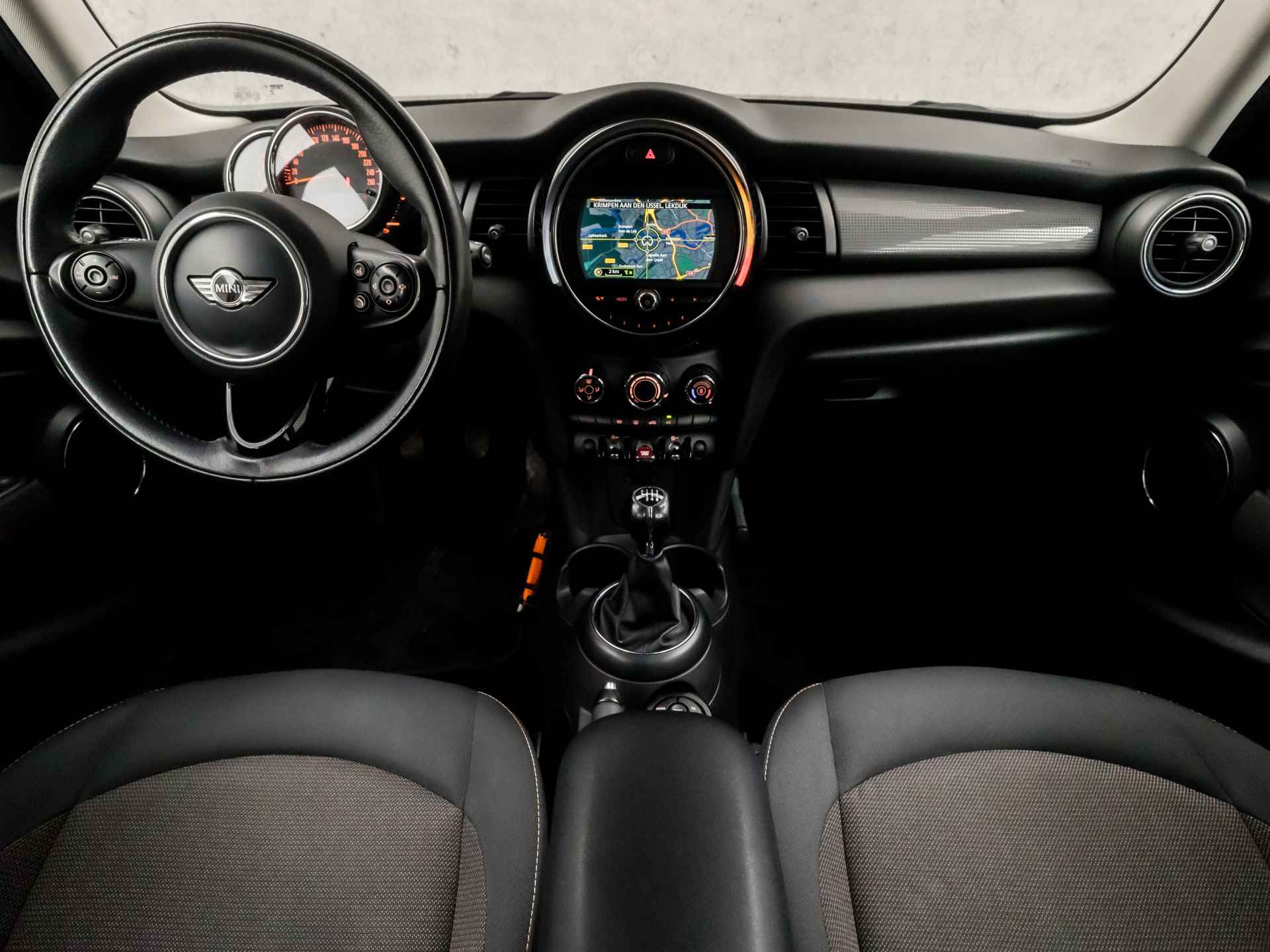 MINI Mini 1.5 Cooper Business (5 DEURS, GROOT NAVI, DEALER ONDERHOUDEN, WIT DAK, DAB+, CRUISE, SPORTSTOELEN, BLUETOOTH, NIEUWE APK, NIEUWSTAAT) - 6/35