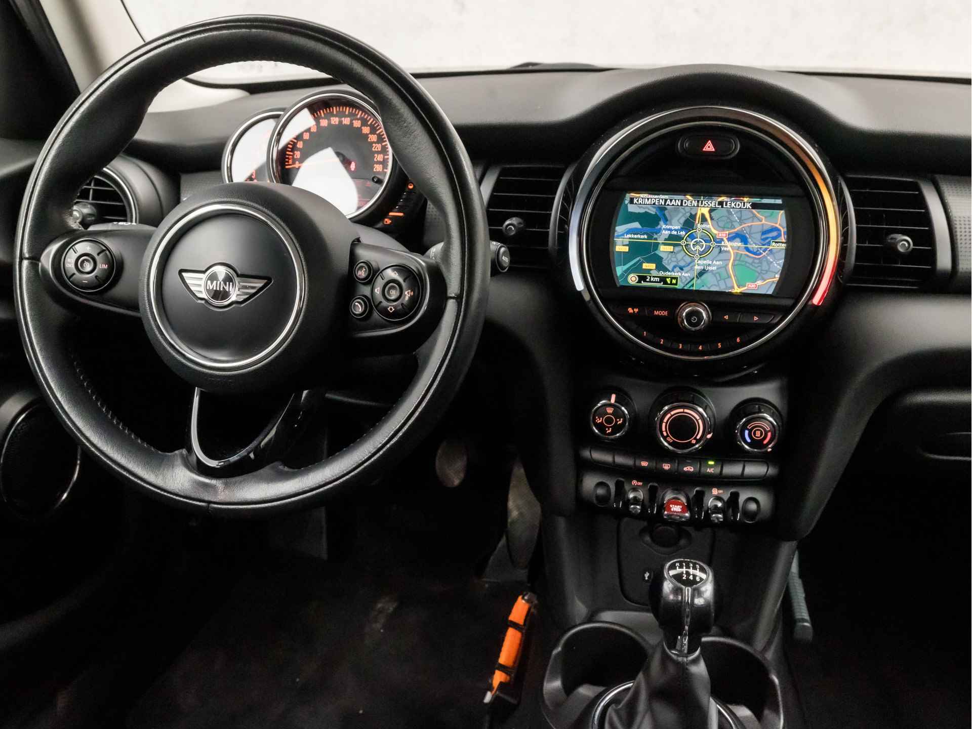 MINI Mini 1.5 Cooper Business (5 DEURS, GROOT NAVI, DEALER ONDERHOUDEN, WIT DAK, DAB+, CRUISE, SPORTSTOELEN, BLUETOOTH, NIEUWE APK, NIEUWSTAAT) - 7/35