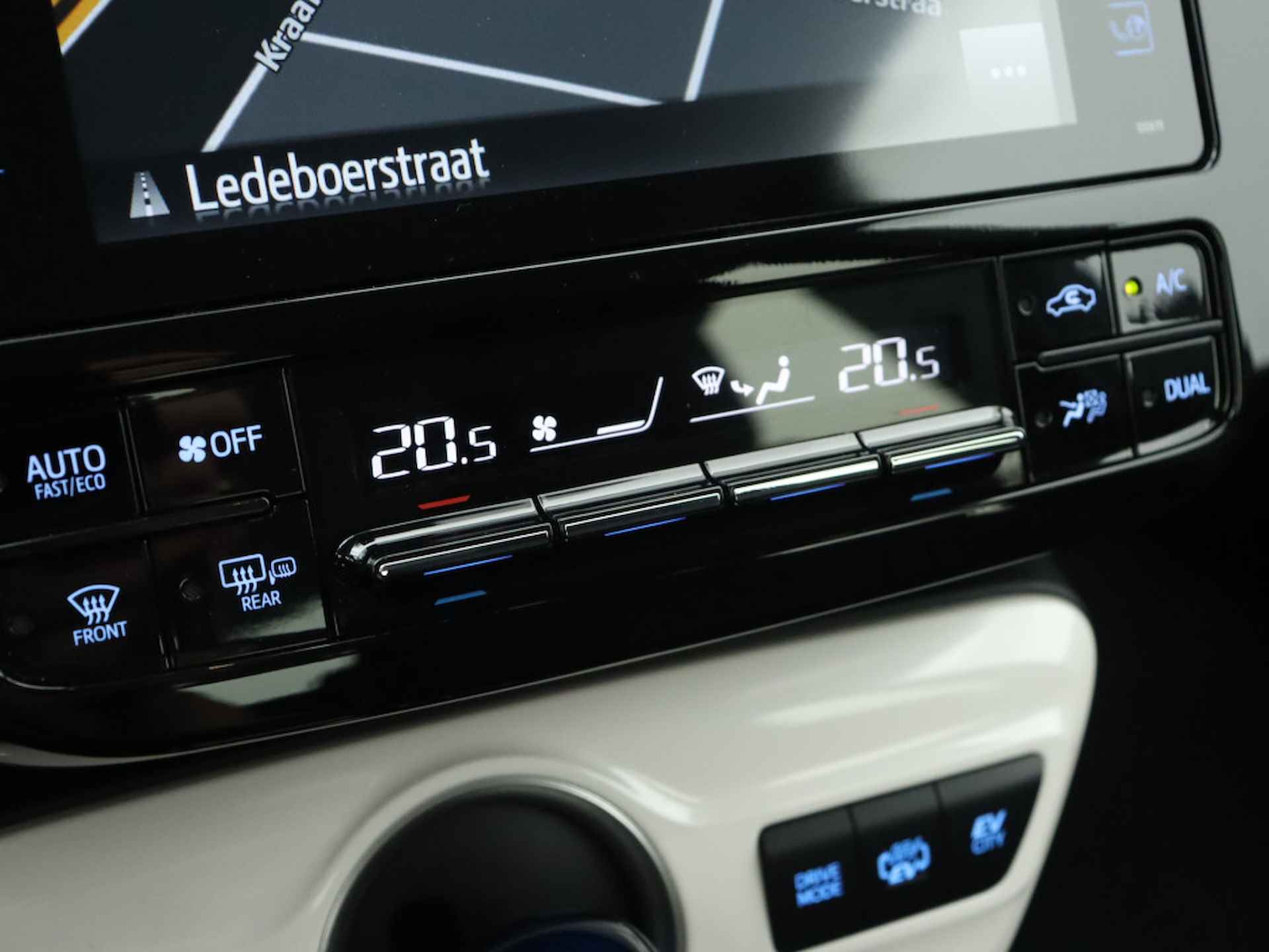 Toyota Prius 1.8 Plug-in Hybrid Dynamic Limited | Navigatie | Parkeerhulp | Parkeersensoren | - 9/40