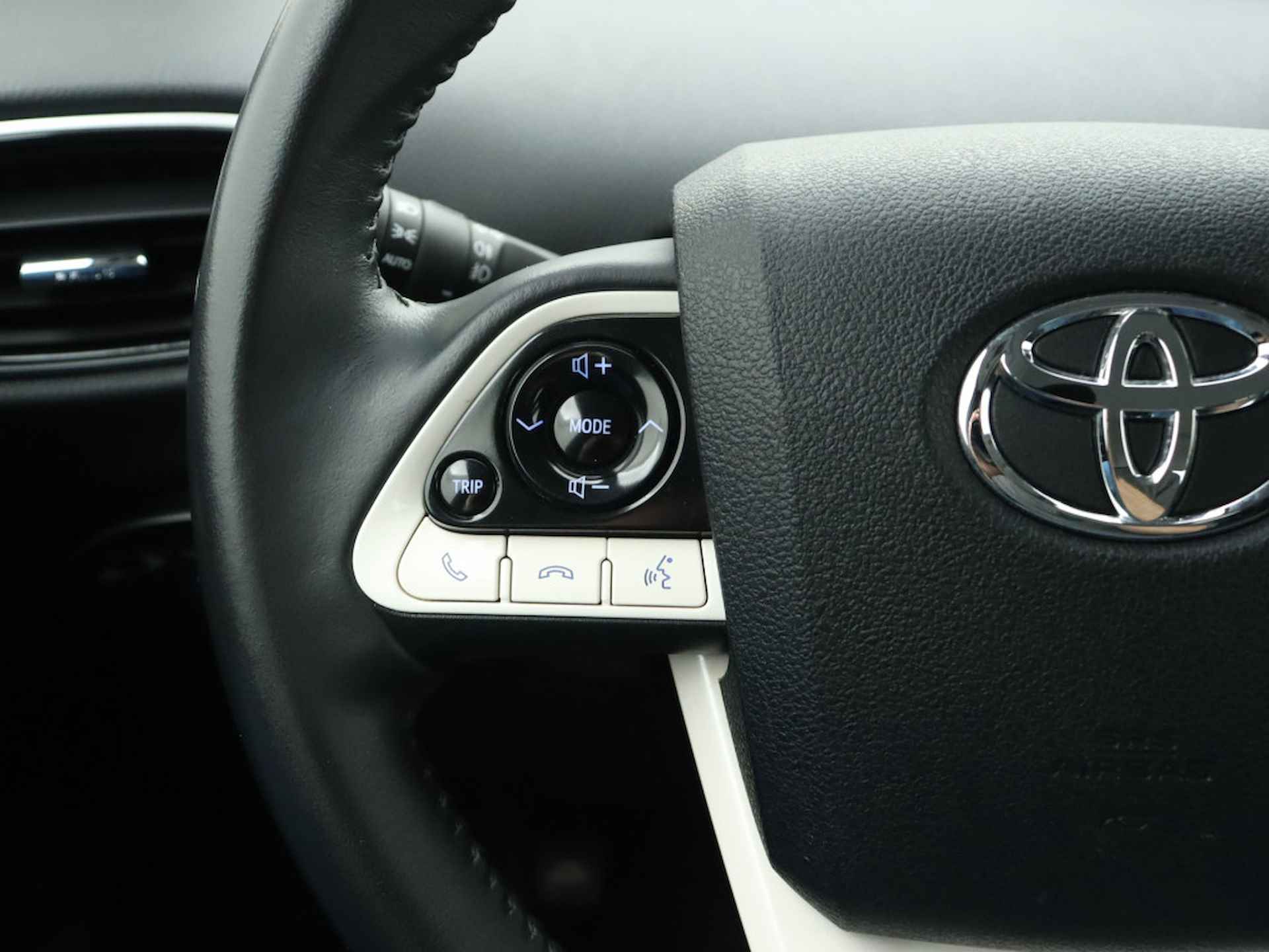 Toyota Prius 1.8 Plug-in Hybrid Dynamic Limited | Navigatie | Parkeerhulp | Parkeersensoren | - 17/40
