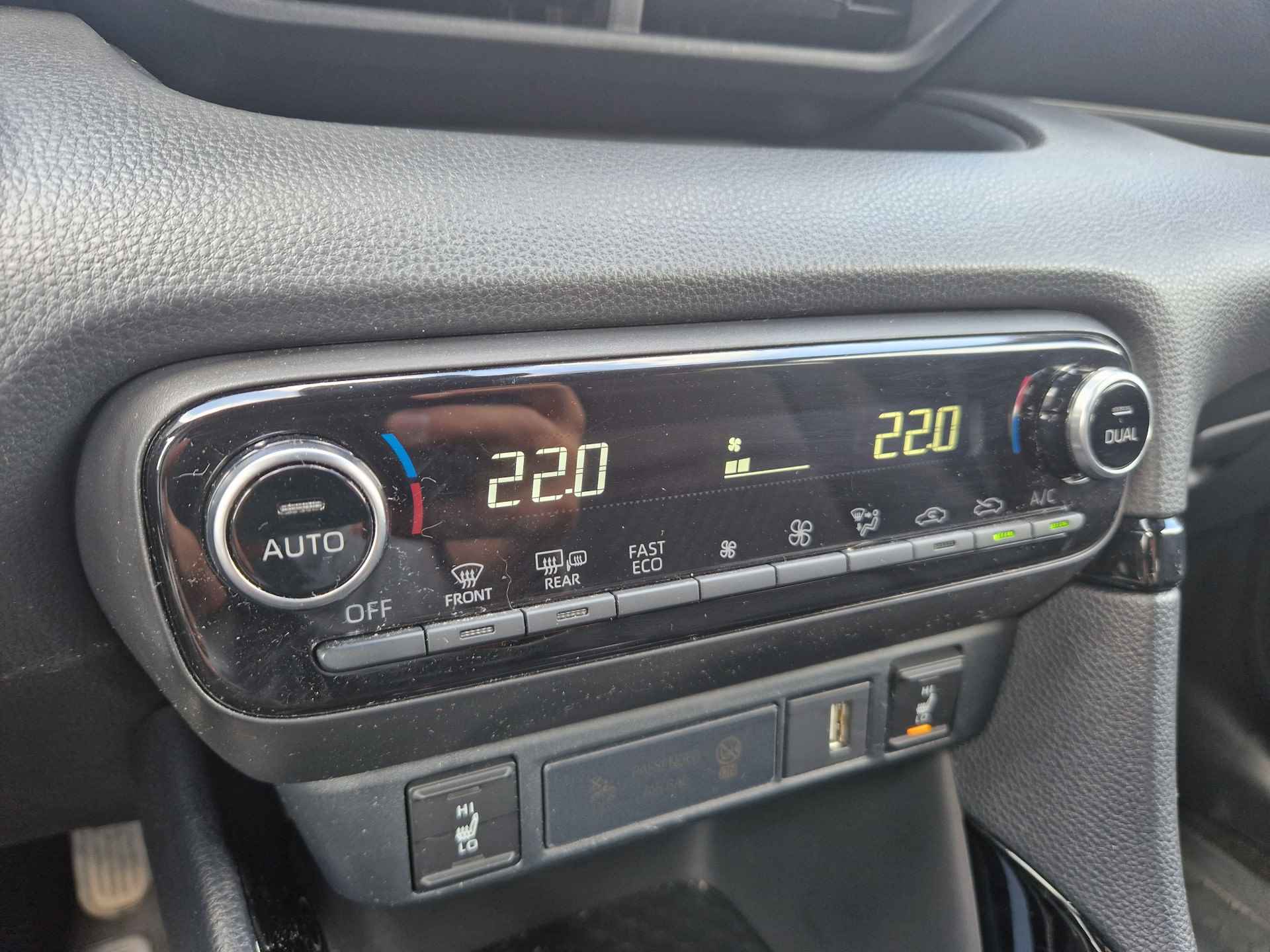 Toyota Yaris 1.5 Hybrid Bi-Tone Head-Up display, 17inch velgen, Lederen bekleding , All-in Rijklaarprijs - 9/23