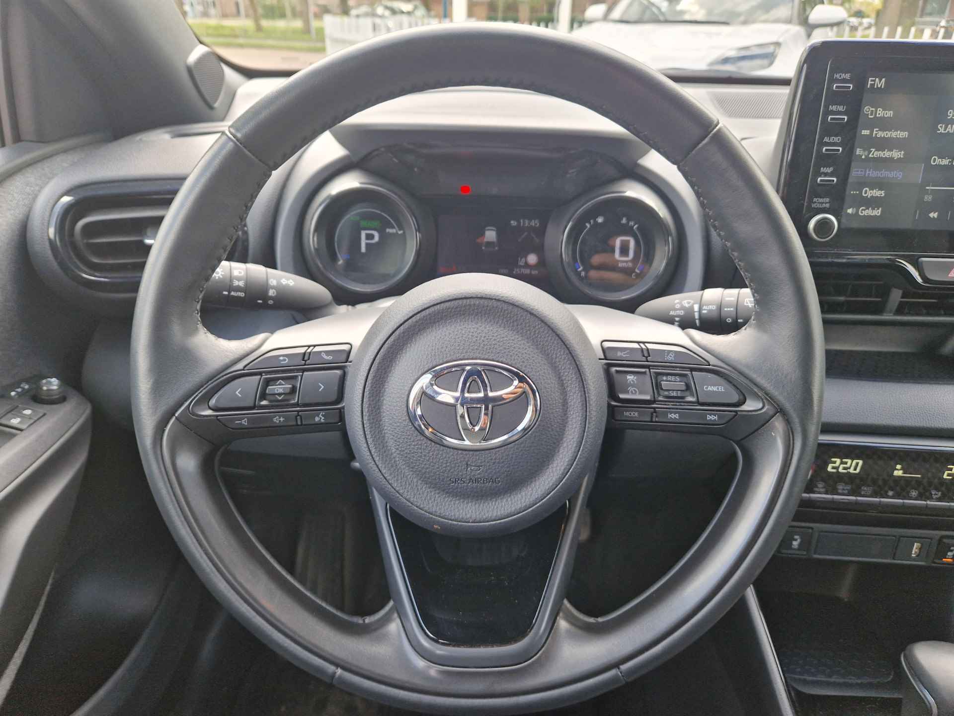 Toyota Yaris 1.5 Hybrid Bi-Tone Head-Up display, 17inch velgen, Lederen bekleding , All-in Rijklaarprijs - 11/23